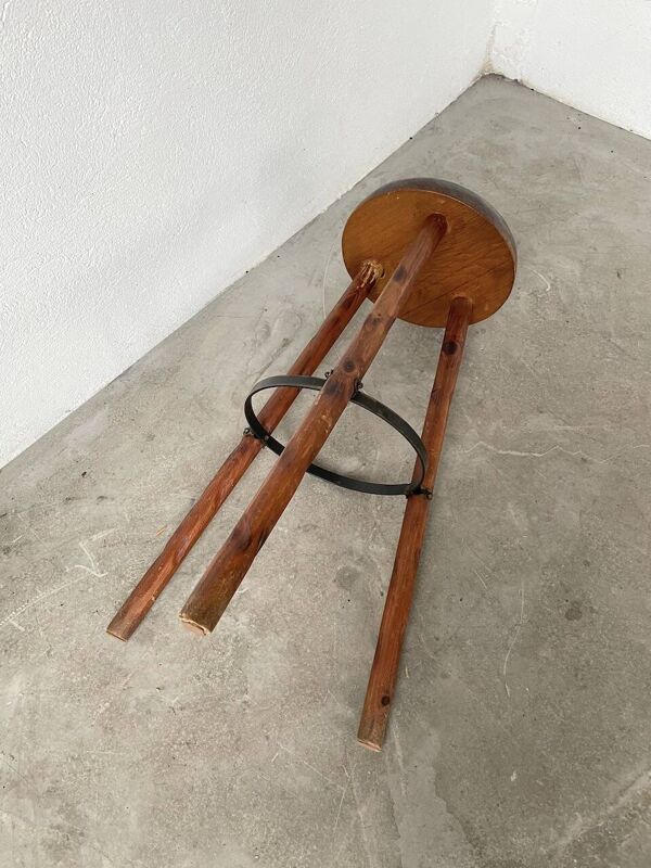 Tabouret haut en chêne tripode