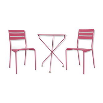 Pair of chairs and a pedestal