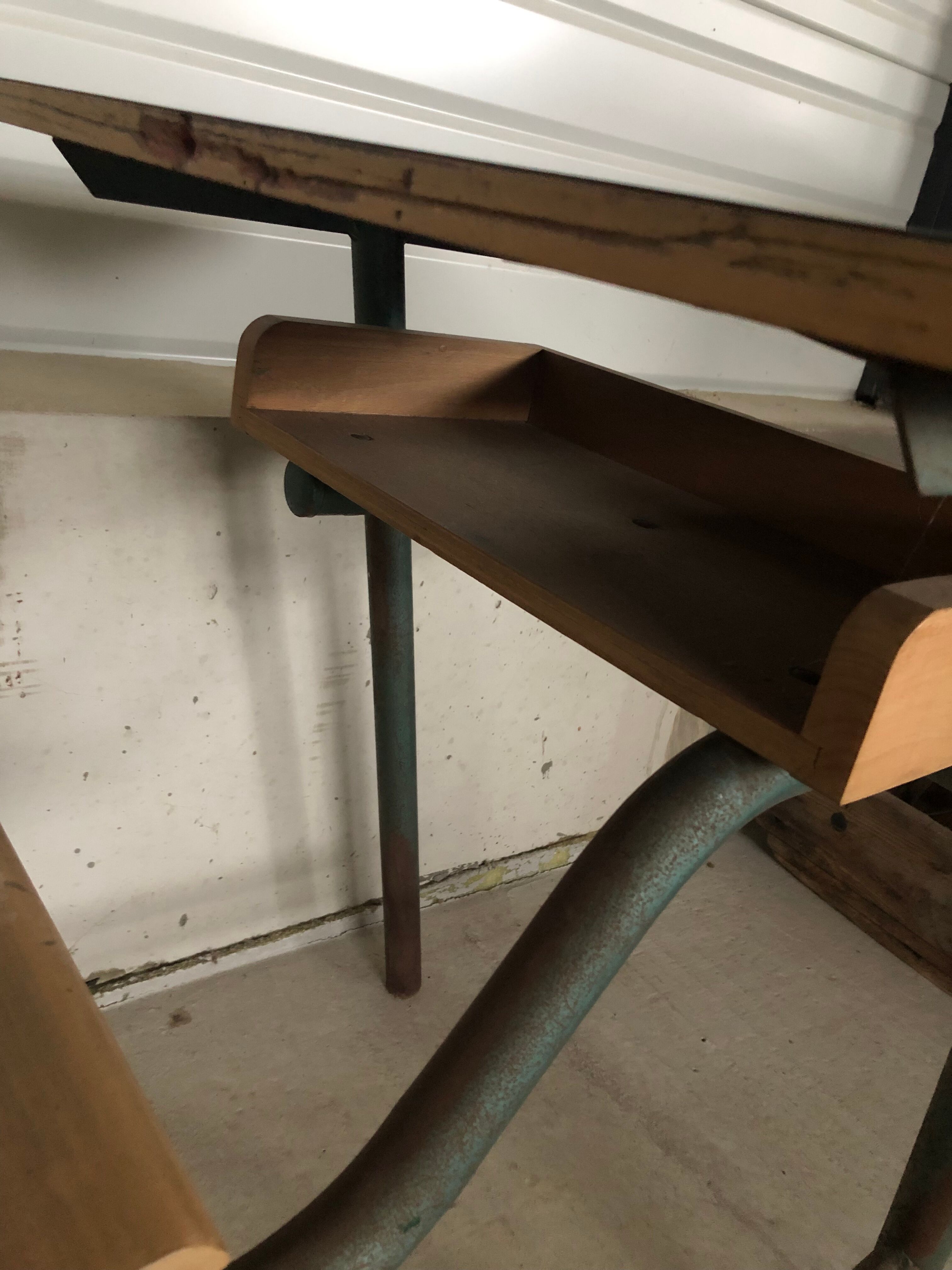 Bureau d’écolier ancien pour enfant en formica