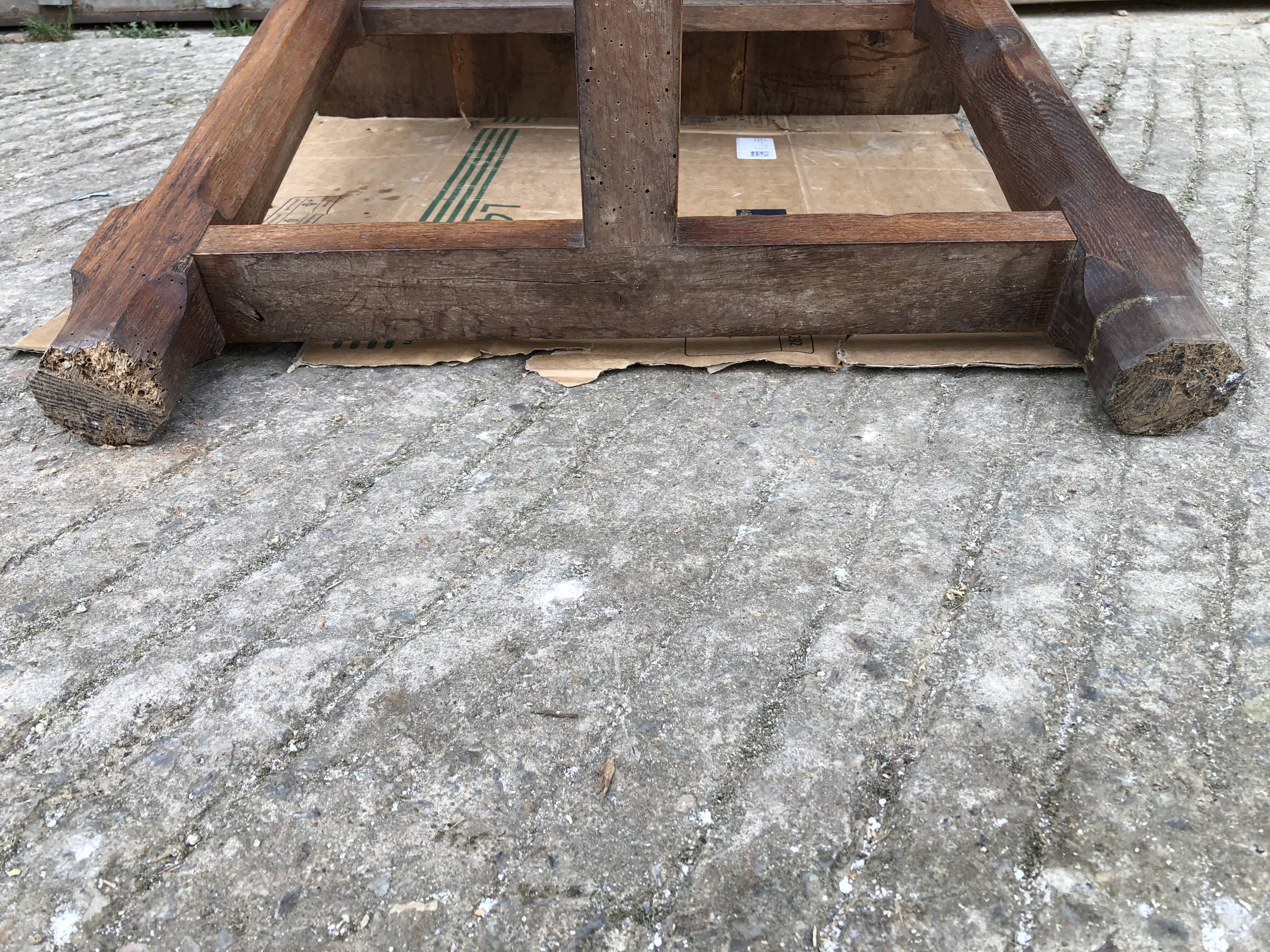 Table ancienne à barre à chat en chêne massif avec 2 tiroirs de face.