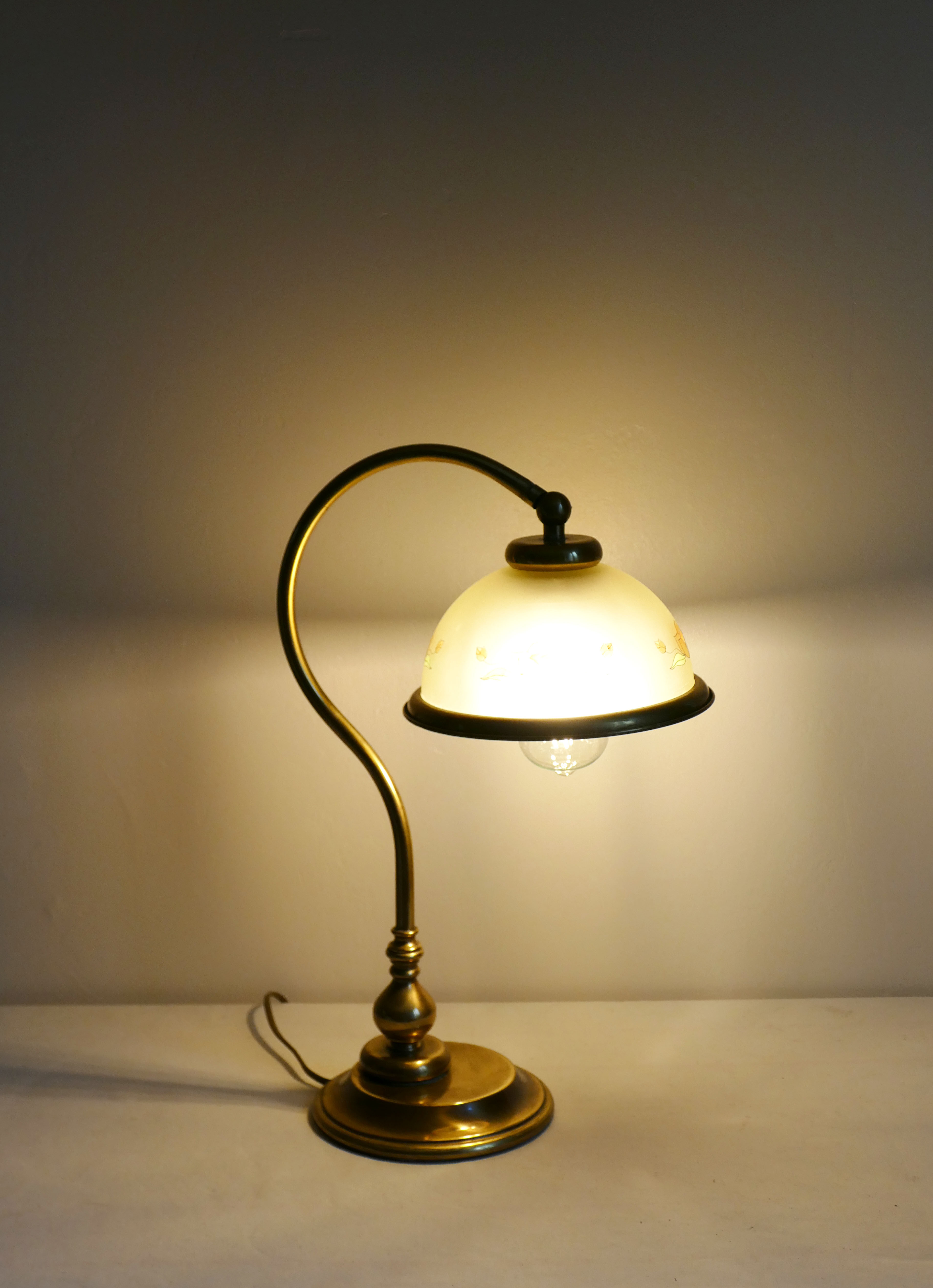Lampe vintage en laiton et son abat jour en pâte de verre aux motifs de fleurs