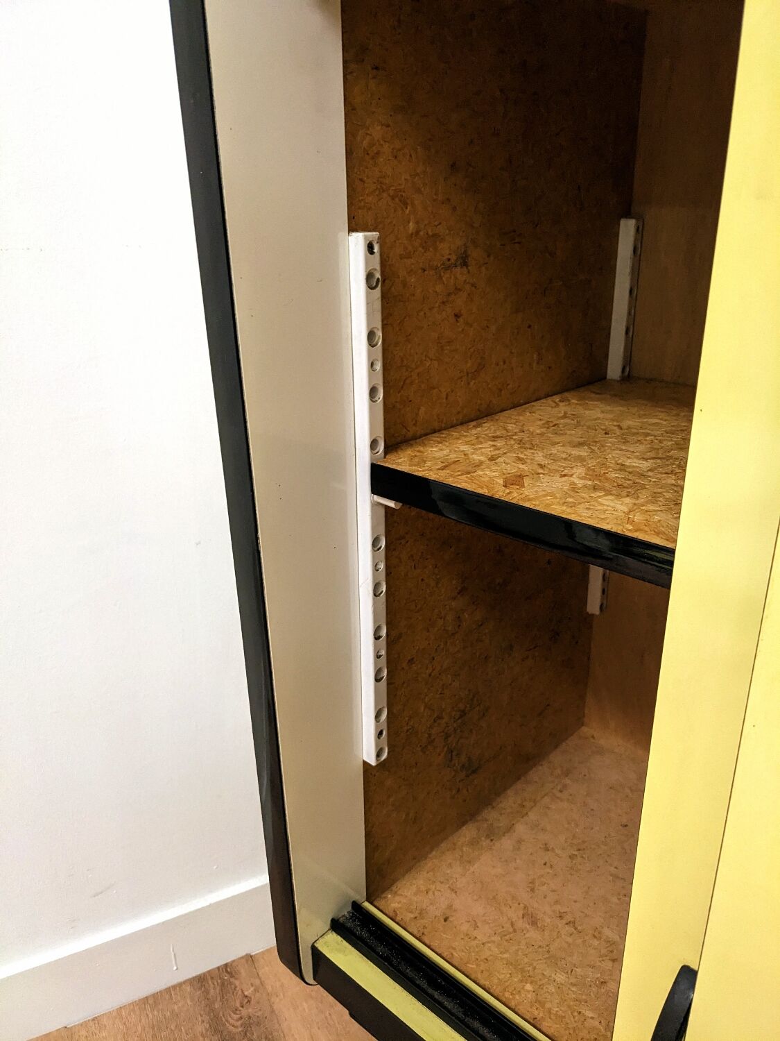 Buffet vintage en formica jaune