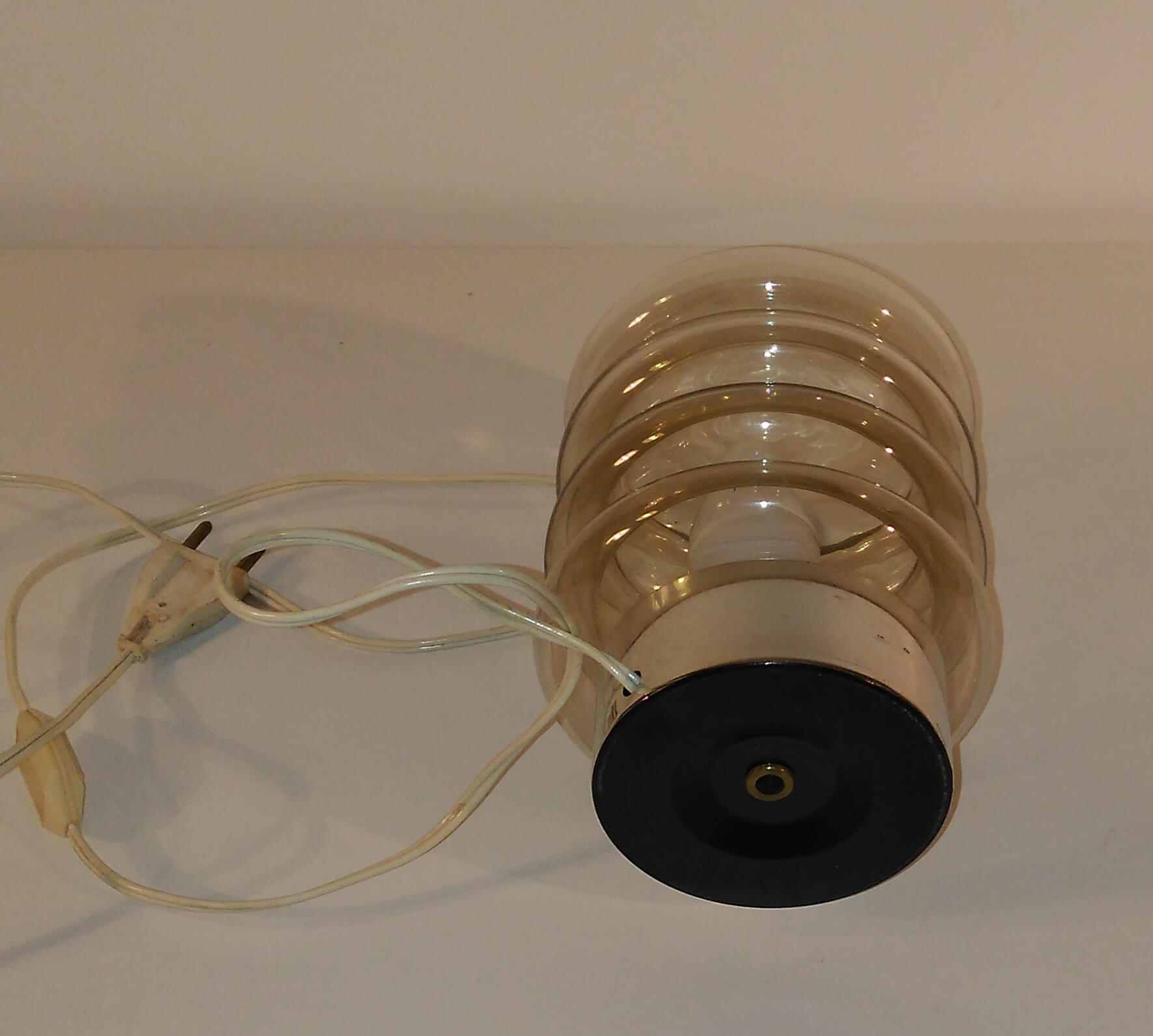 Lampe à poser verre fumé ondulé socle chromé