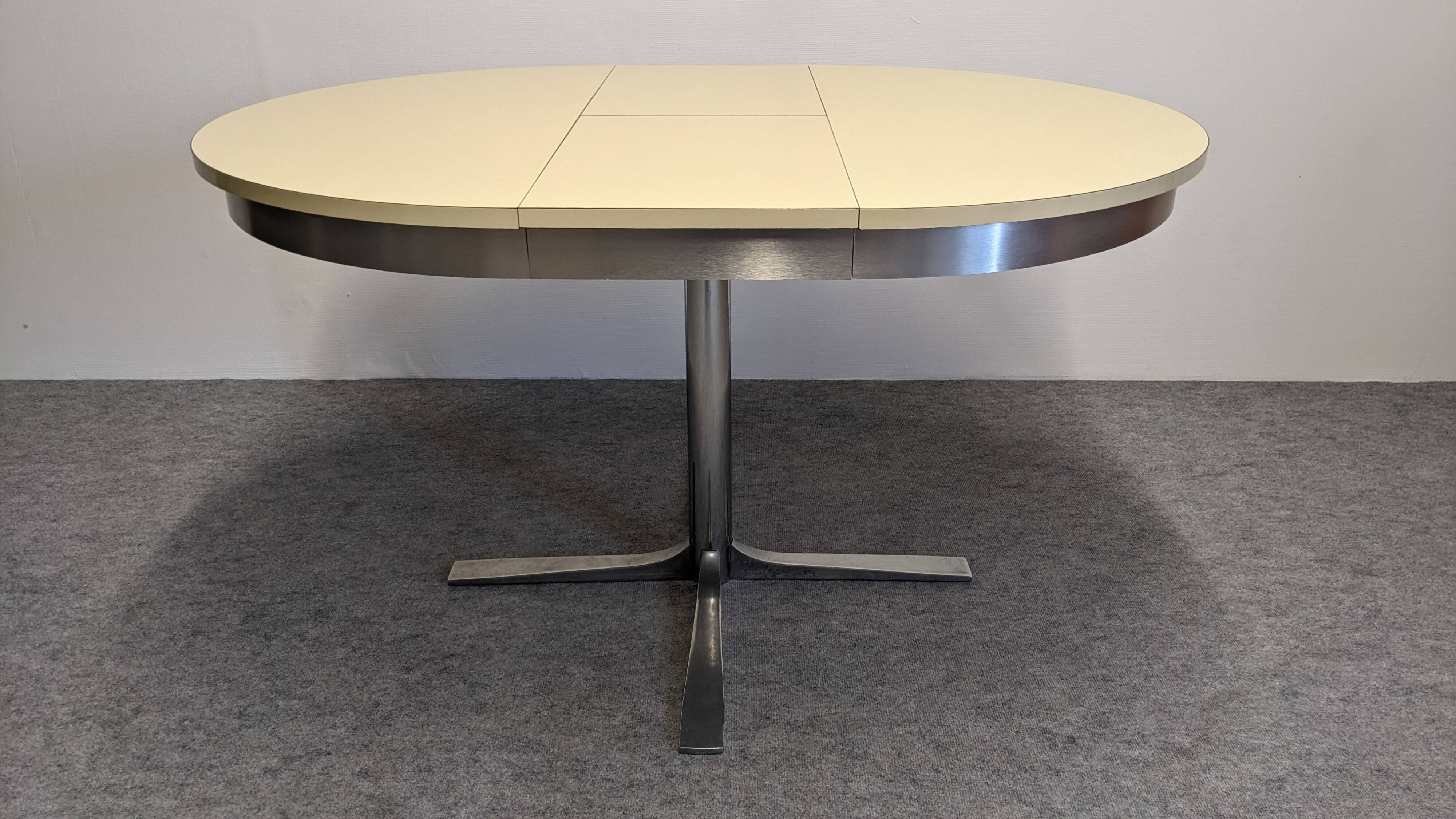 Extendable round table Space Age, Italy circa 1970