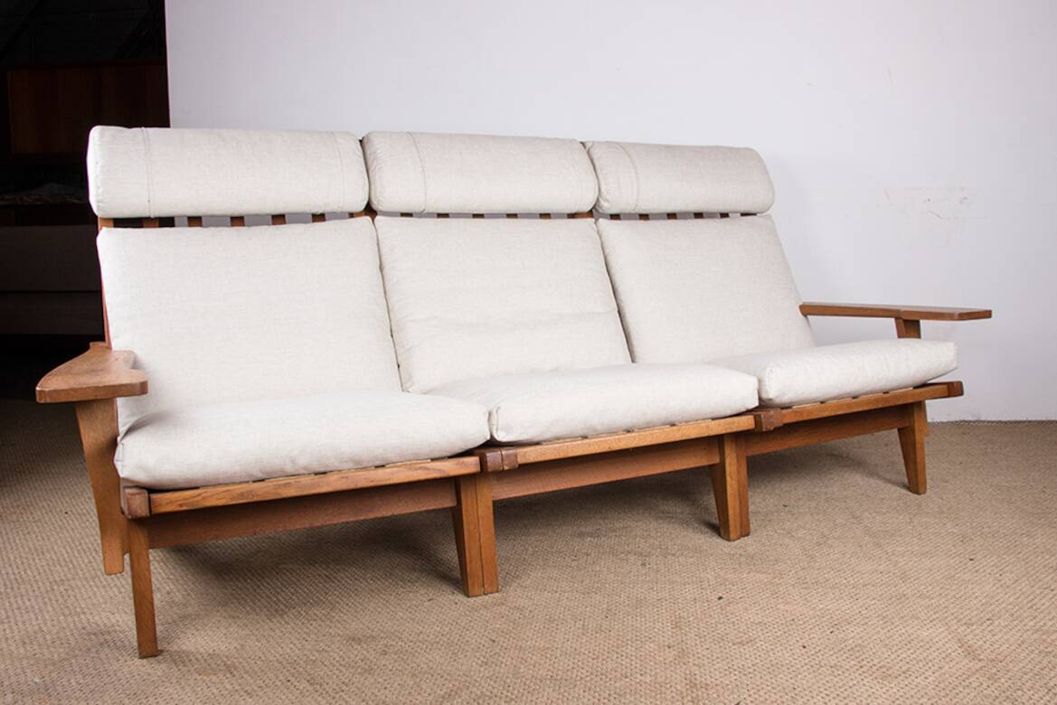 Danish sofa in solid oak and fabric, model GE375 by Hans Wegner 1960.