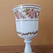 Verre sur pied en forme de calice en opaline blanche et décor de fleurs