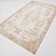 Rare tapis vintage fait main tons rose poudré et beige, motifs floraux