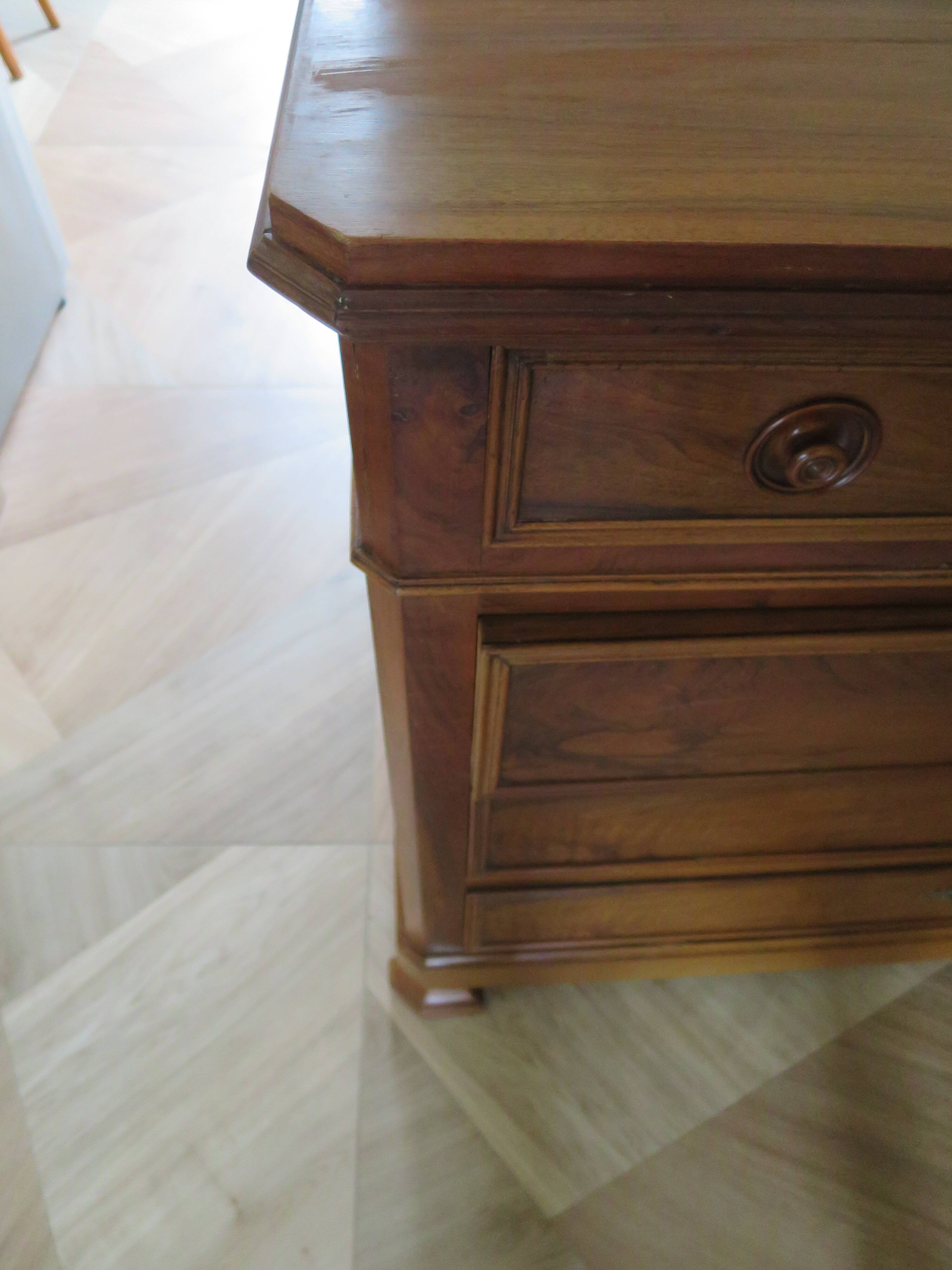 Rare - Pretty old chest of drawers with 4 drawers and 3 locks - In walnut - 1930