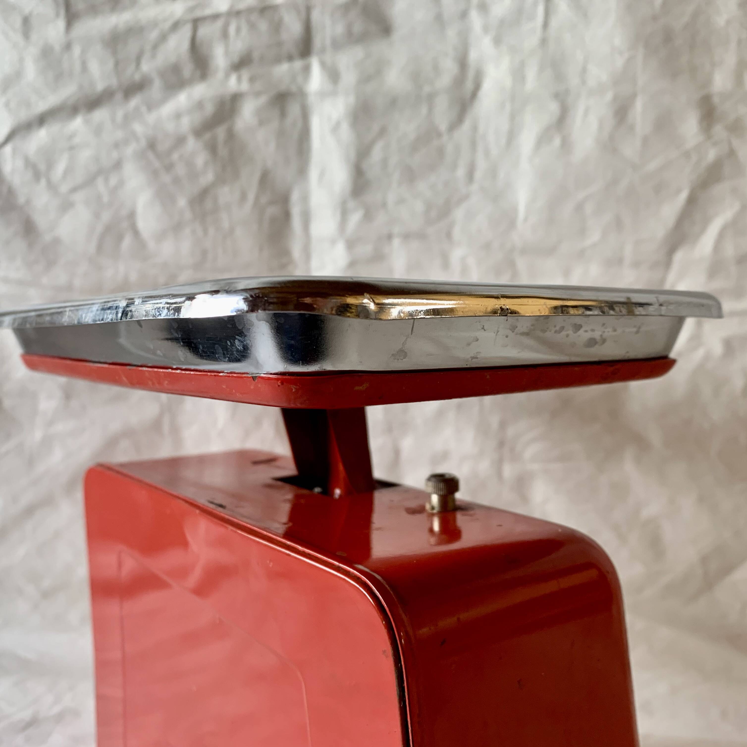 Stube vintage red lacquered metal kitchen scale - force 10