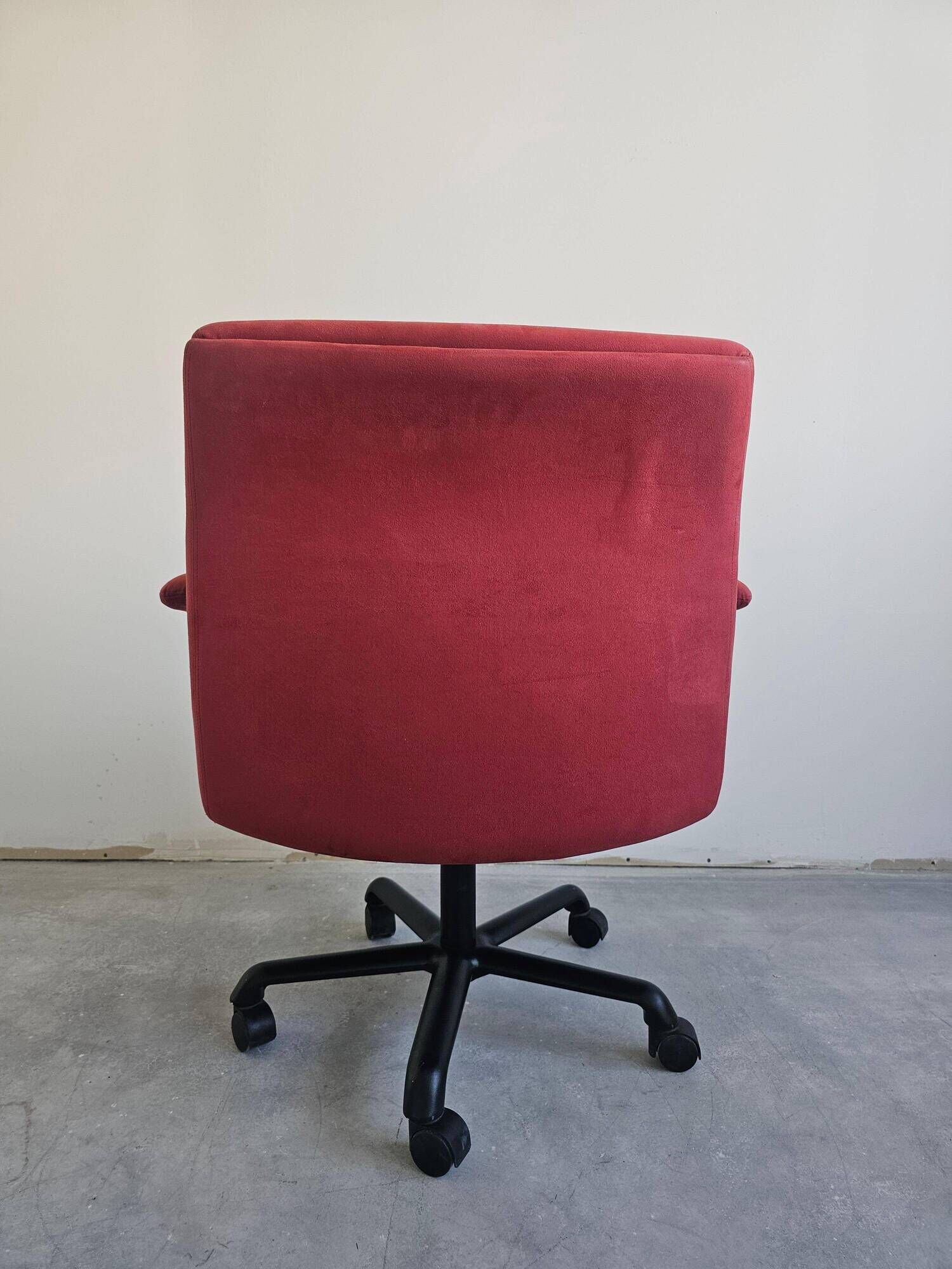 Pair of swivel armchairs model P85 by Giovanni Offredi for Saporiti