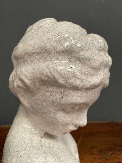 Sculpture en terre cuite émaillage blanc craquelé sujet féminin XXe