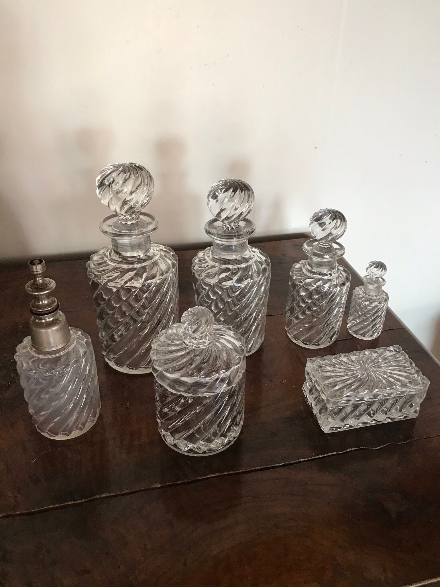 Baccarat toilet set