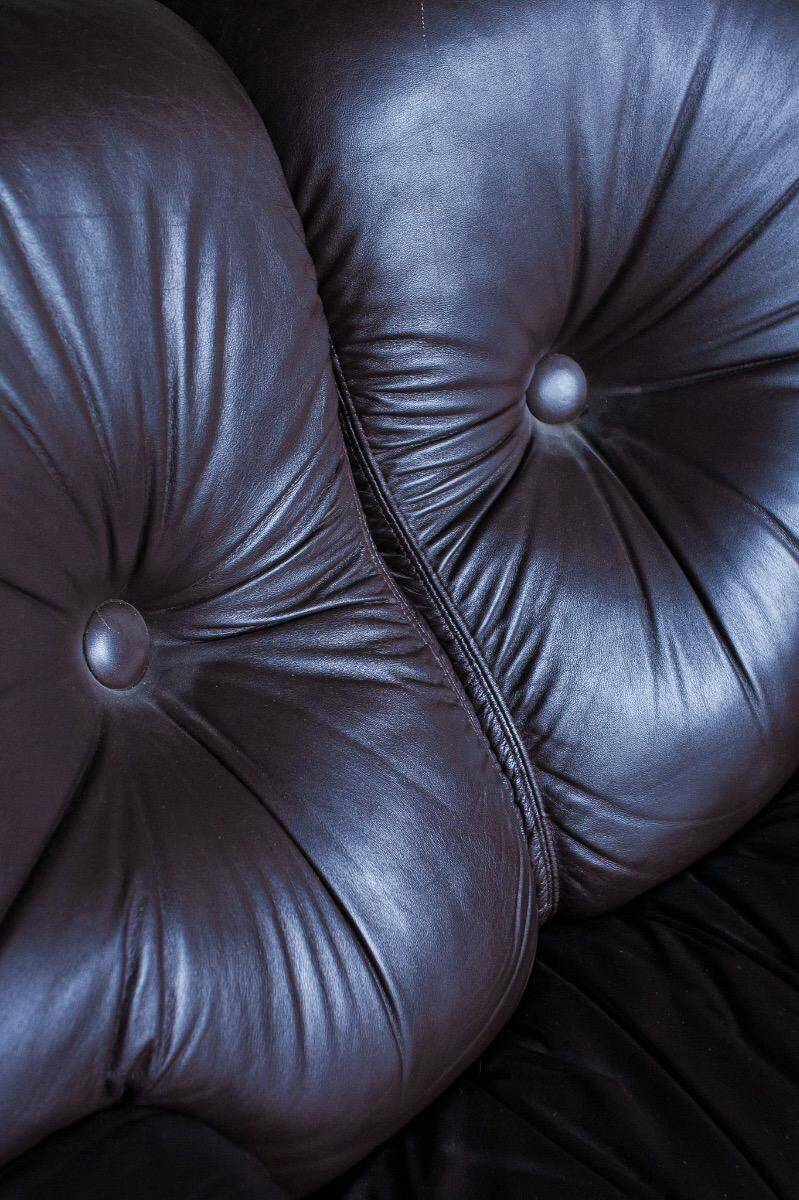 Ensemble de 2 fauteuils de style mid-century en cuir marron foncé.