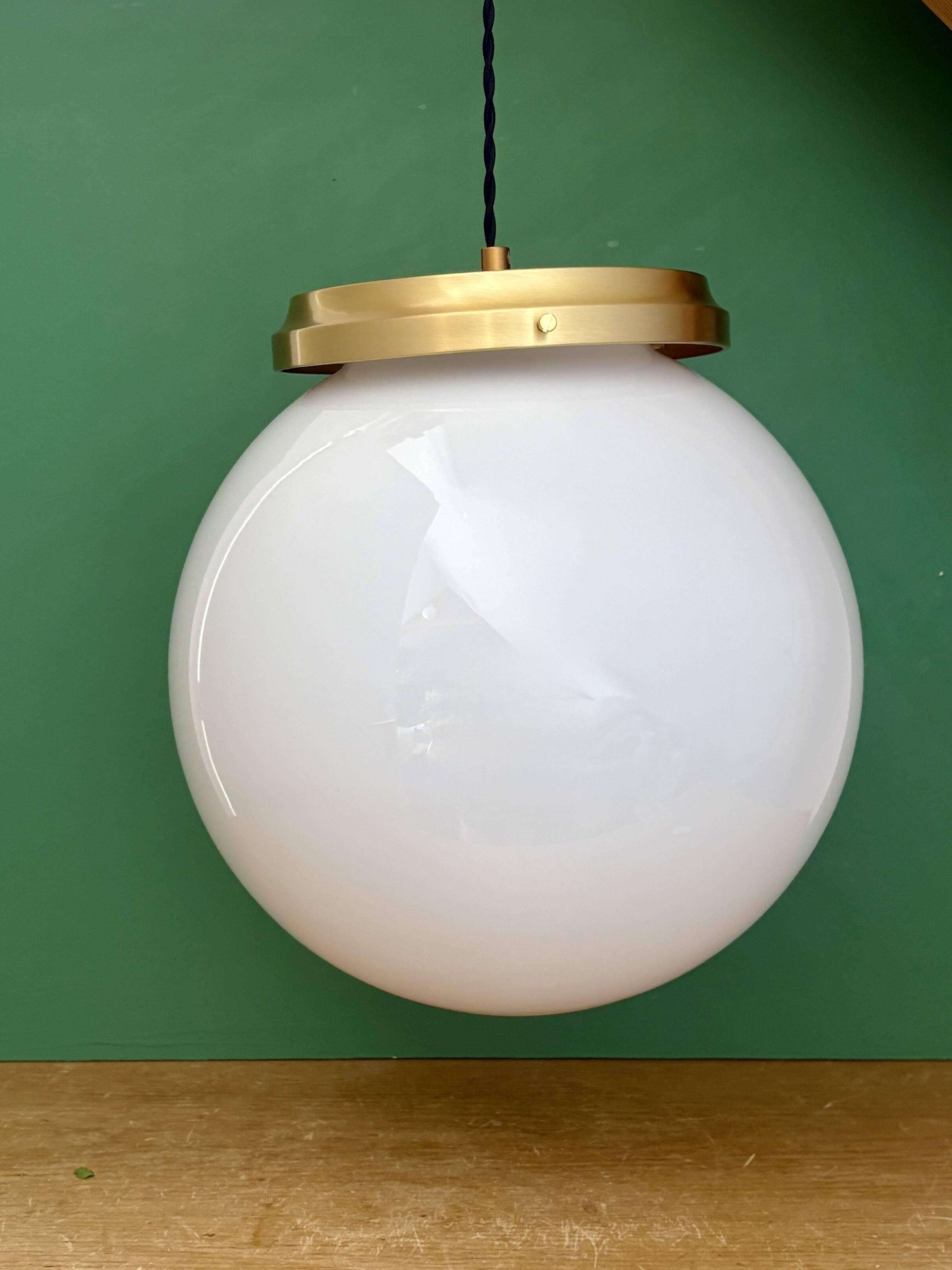 Suspension globe vintage XL en opaline blanche