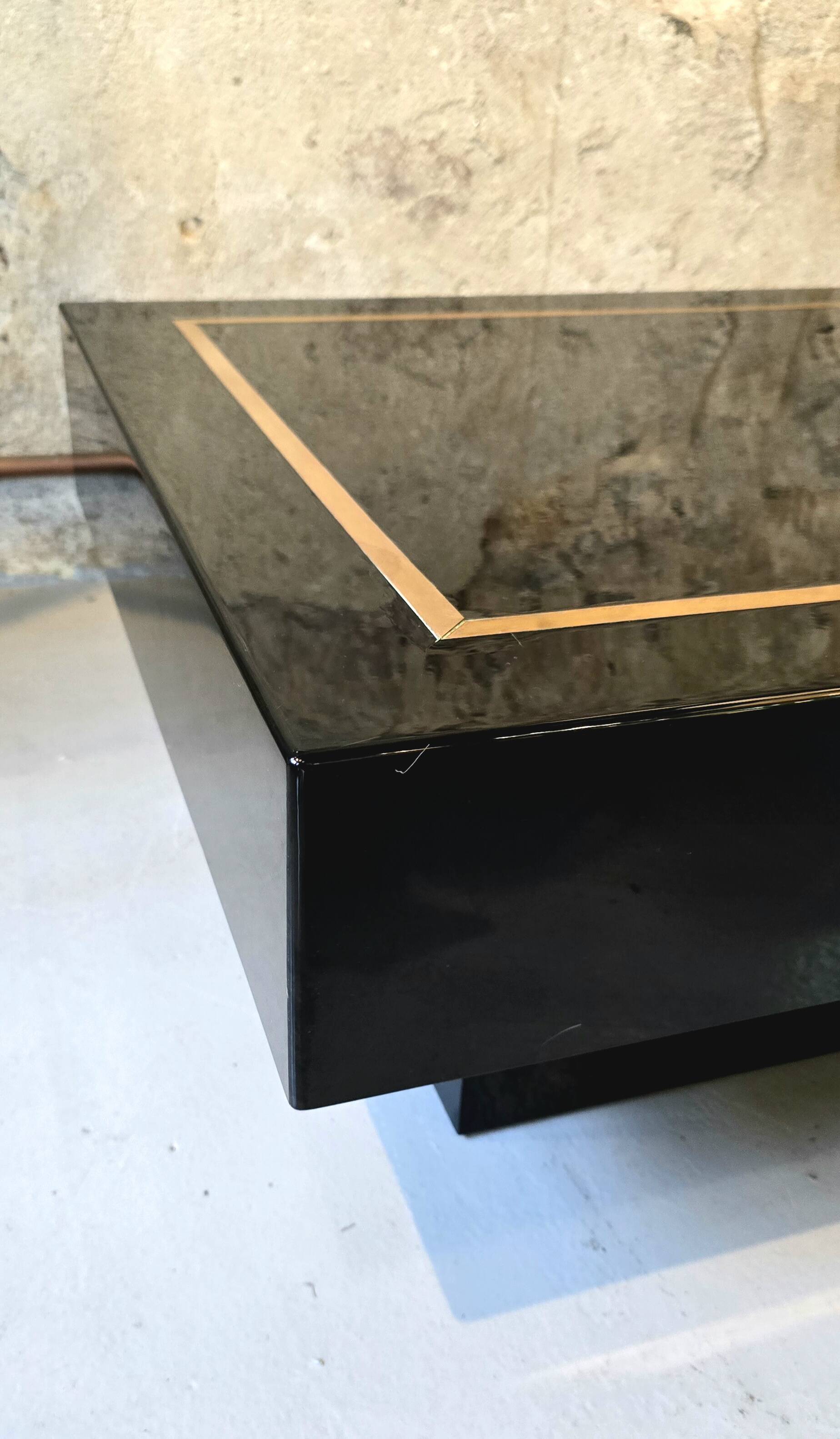 Table basse carrée en laque noire et laiton-Jean-Claude Mahey