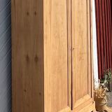 Grande armoire ancienne rénovée en bois massif brut