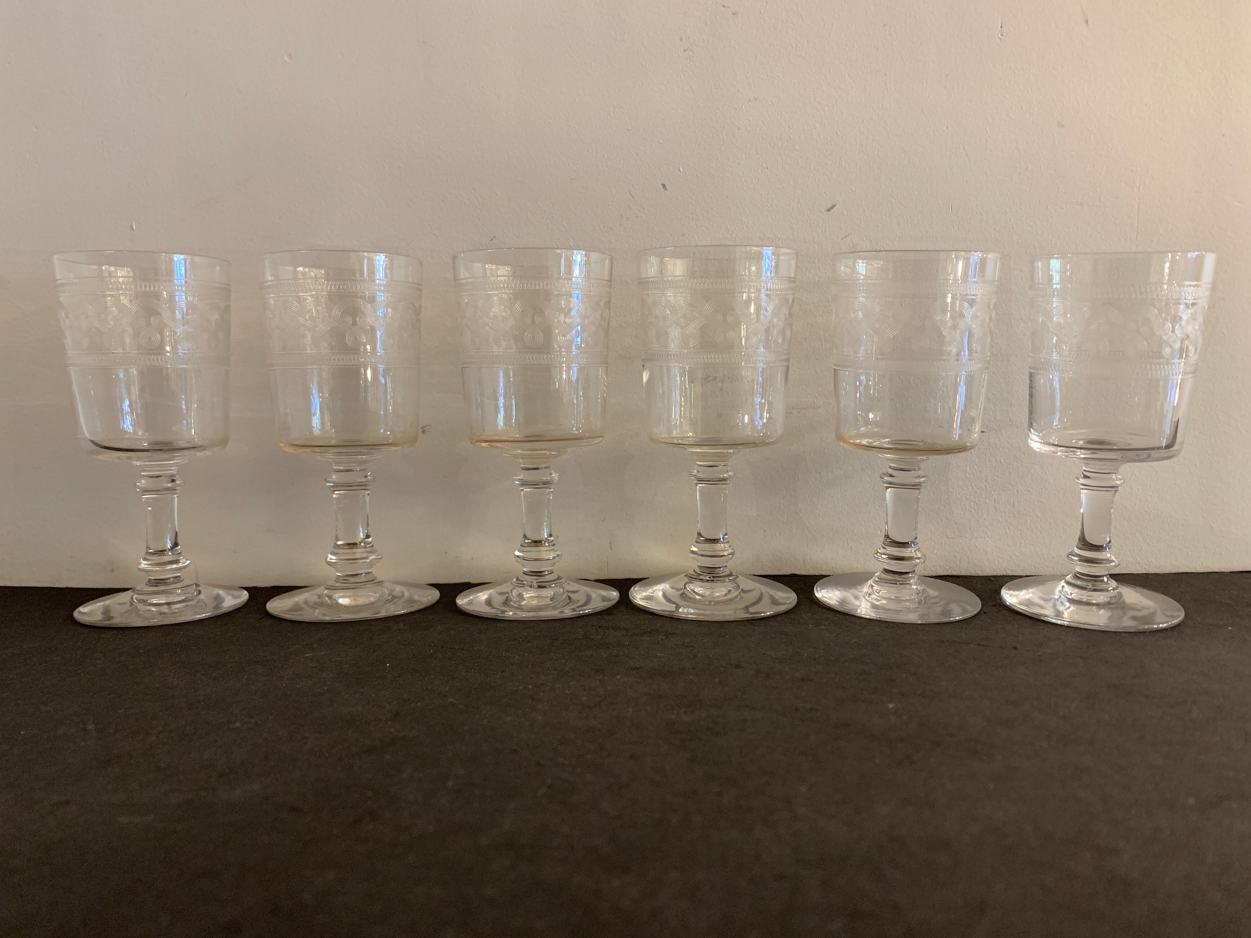 6 glasses on foot in engraved and blown crystal, height 12.5 cm