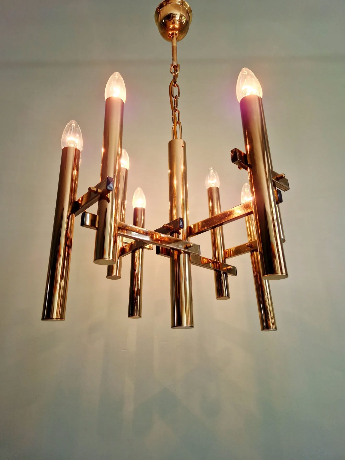 Geometric brass chandelier, Hollywood Regency, design by G. Sciolari, 1970.