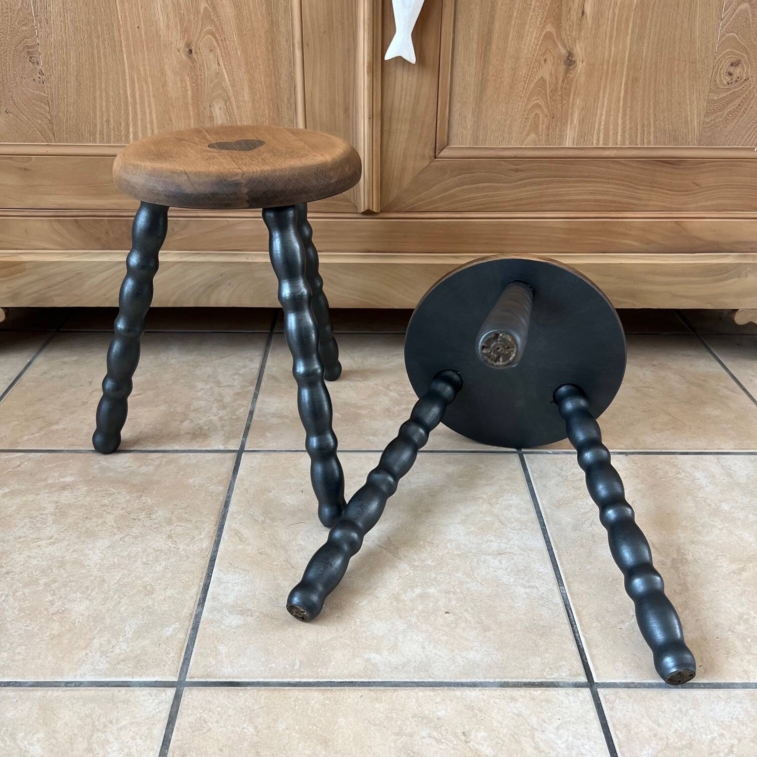 Duo de tabourets tripodes