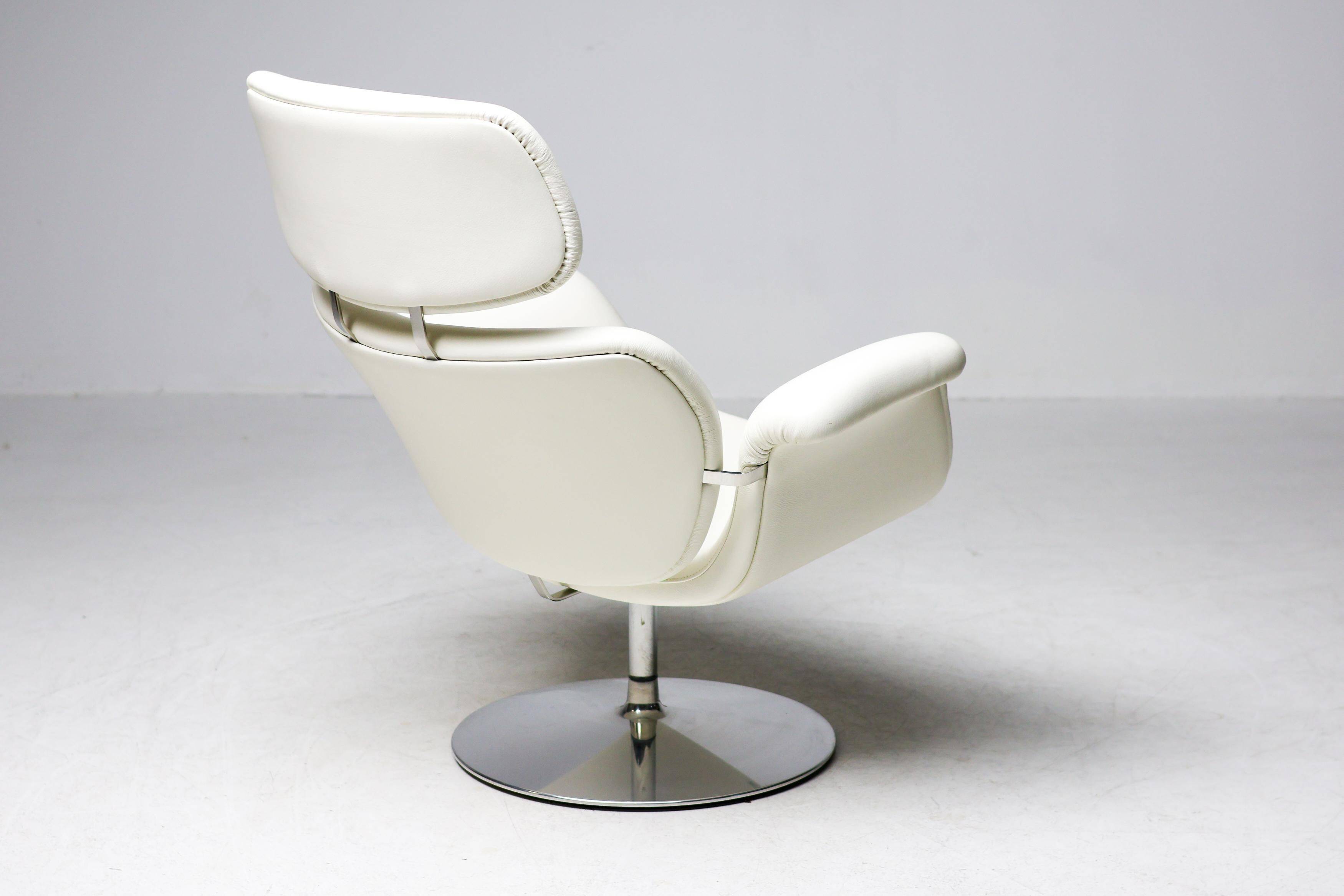 Artifort Tulip F545 Lounge Chair by Pierre Paulin, white leather