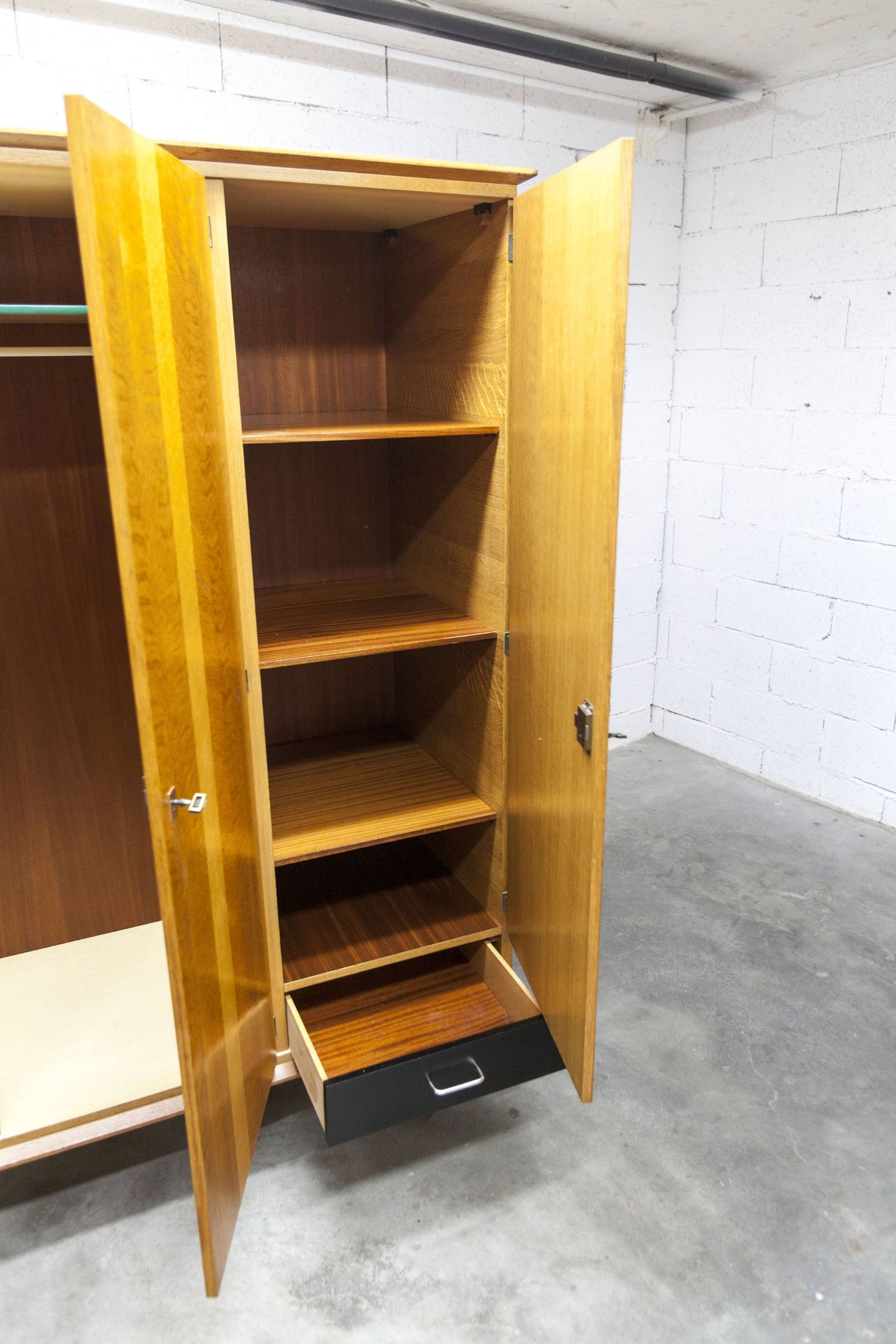 French wardrobe with tapered legs, 3 doors, 1 mirror, 27*130 and 1 t.