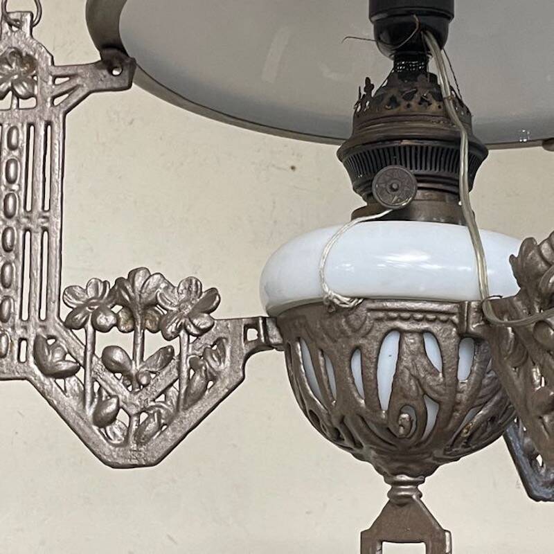 Antico lampadario, stile Liberty, con saliscendi