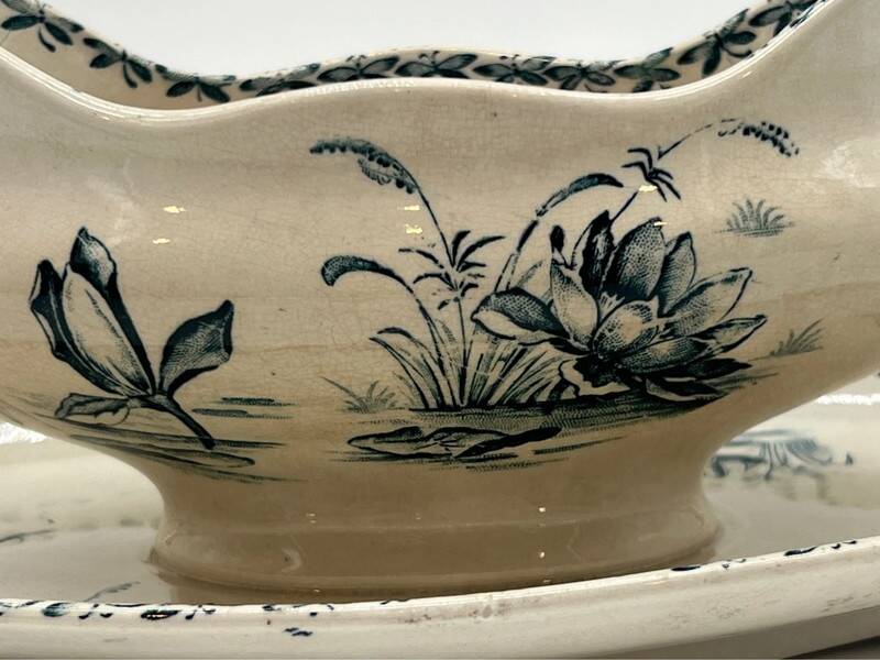 Saucière terre de fer, motifs nénuphars