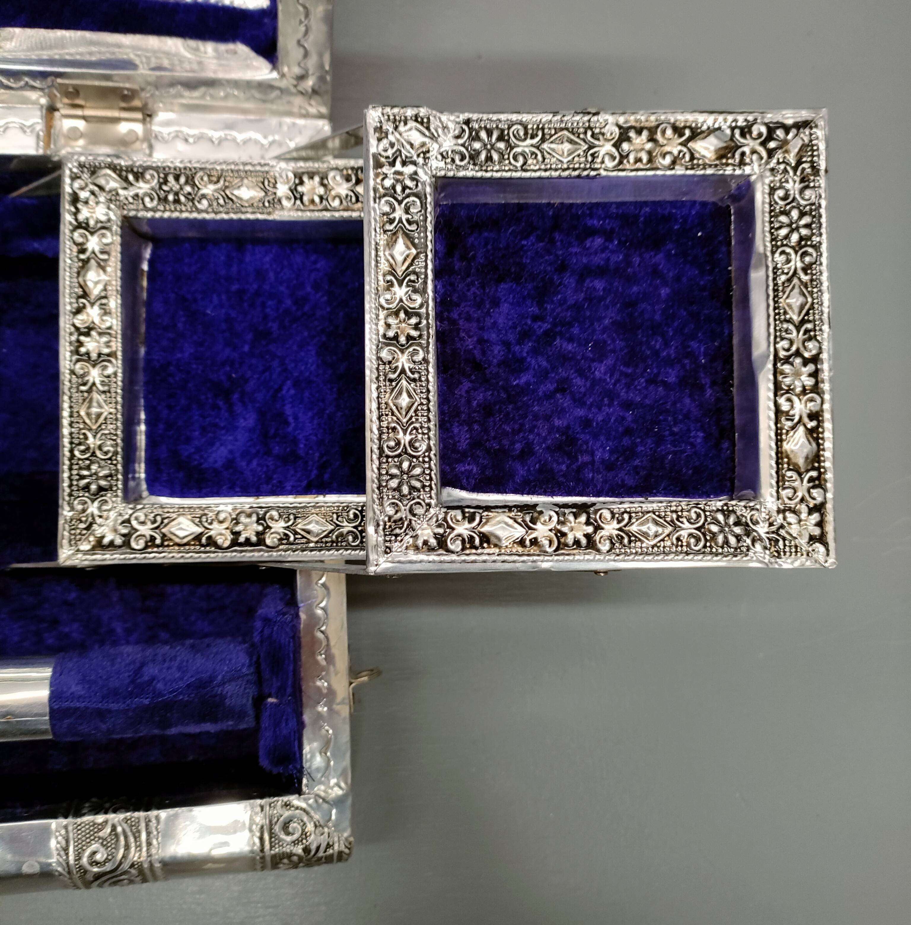 Handcrafted ethnic jewelry box - Hand-pushed silver iron - India - 70's