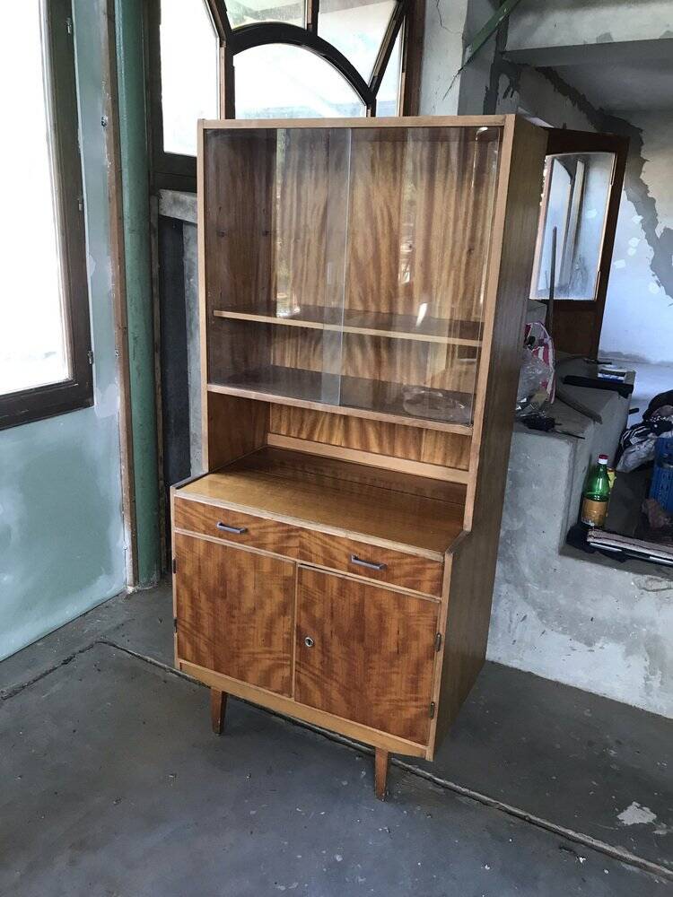 Armoire vitrifiée mid-century en bois marron à pieds effilés et placage décoratif, 1960s