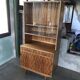 Armoire vitrifiée mid-century en bois marron à pieds effilés et placage décoratif, 1960s