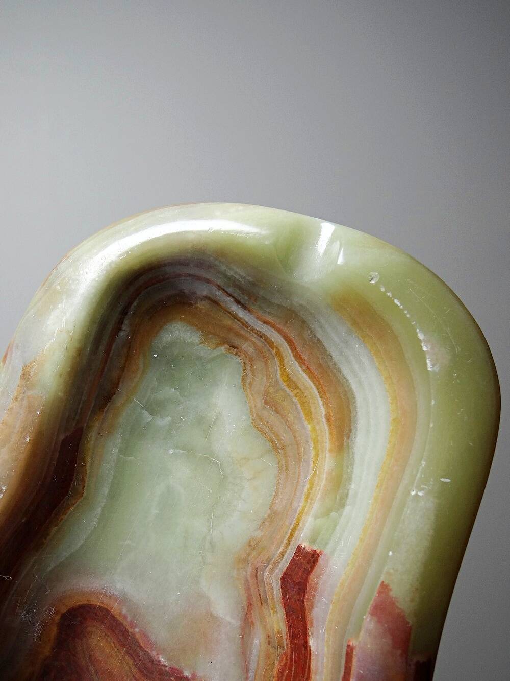 Large green onyx ashtray with free-form bands, vintage Italy, 50s-60s