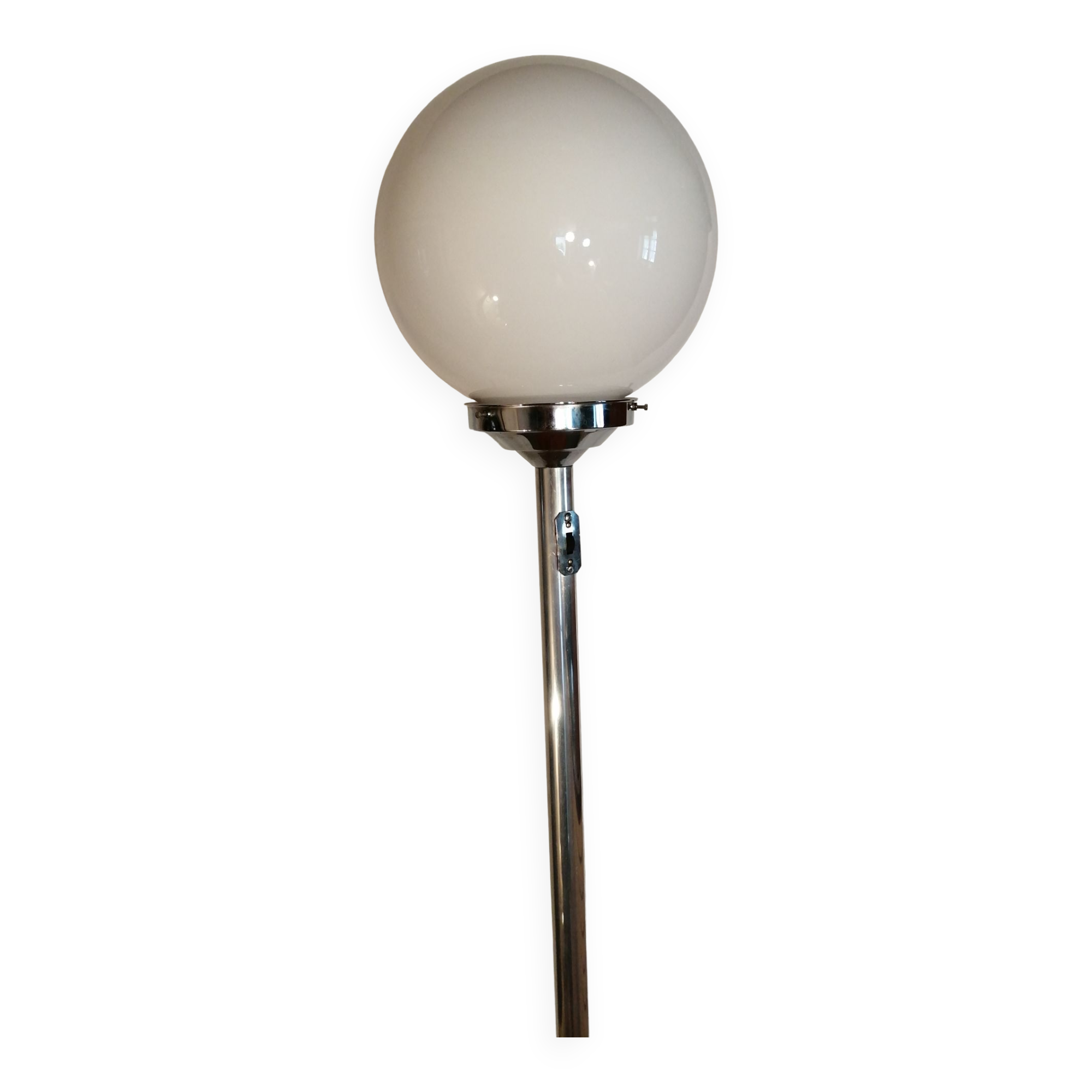Globe floor lamp, in opaline and chrome with its wooden shelf Vintage, 1950-60