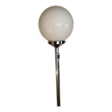Lampadaire globe, en opaline et chromé avec sa tablette en bois Vintage, 1950-60