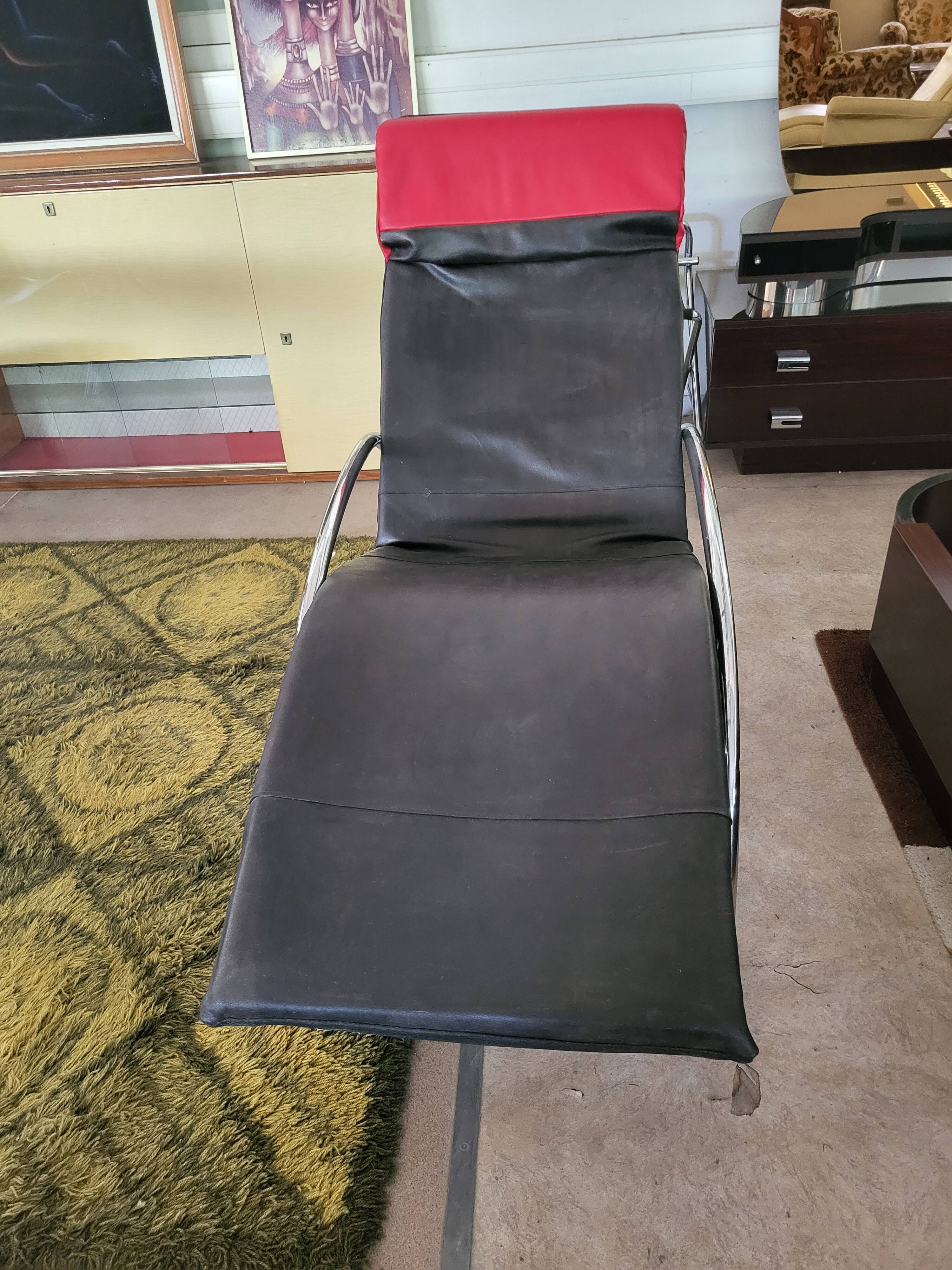 LC4 chaise longue design inspiration – Black and red leather