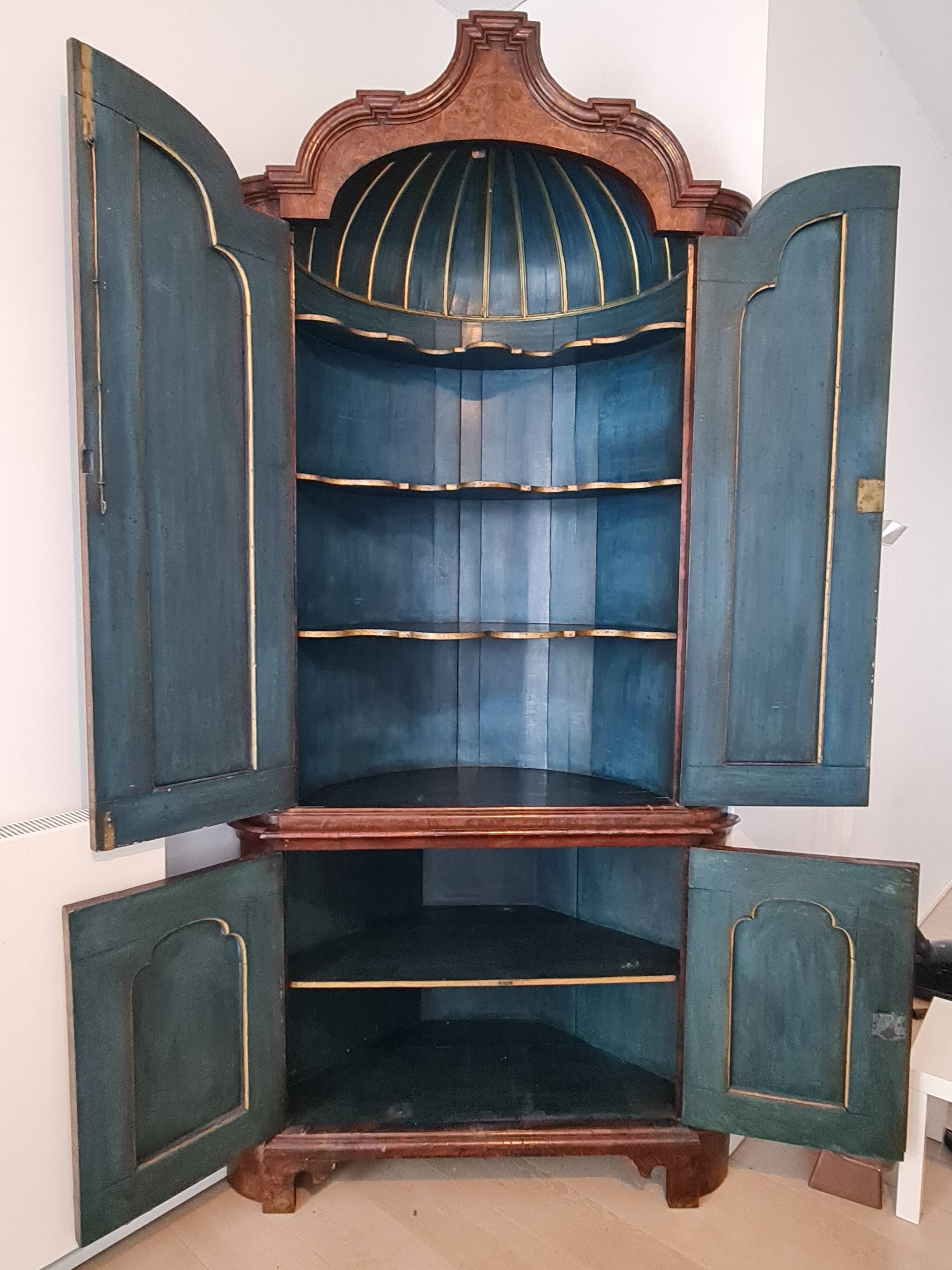 Antique Dutch corner cabinet in burl – two-body cabinet from the 19th century