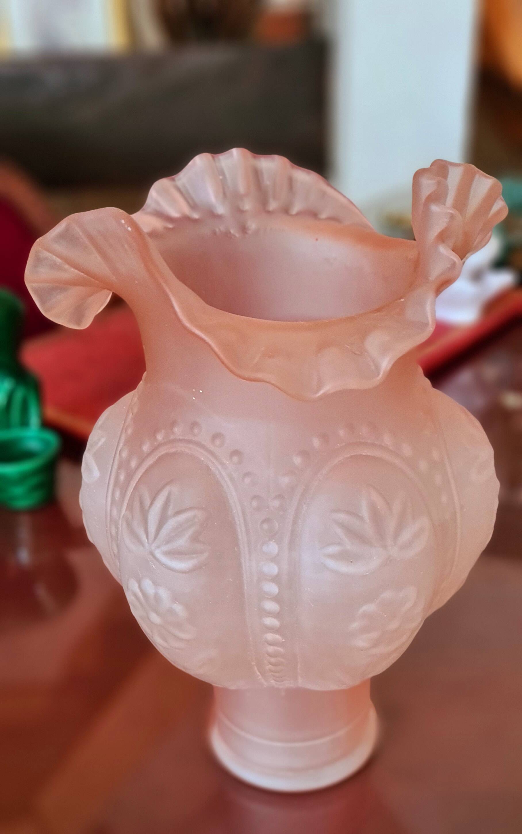 Large Art Deco vase with lace collar