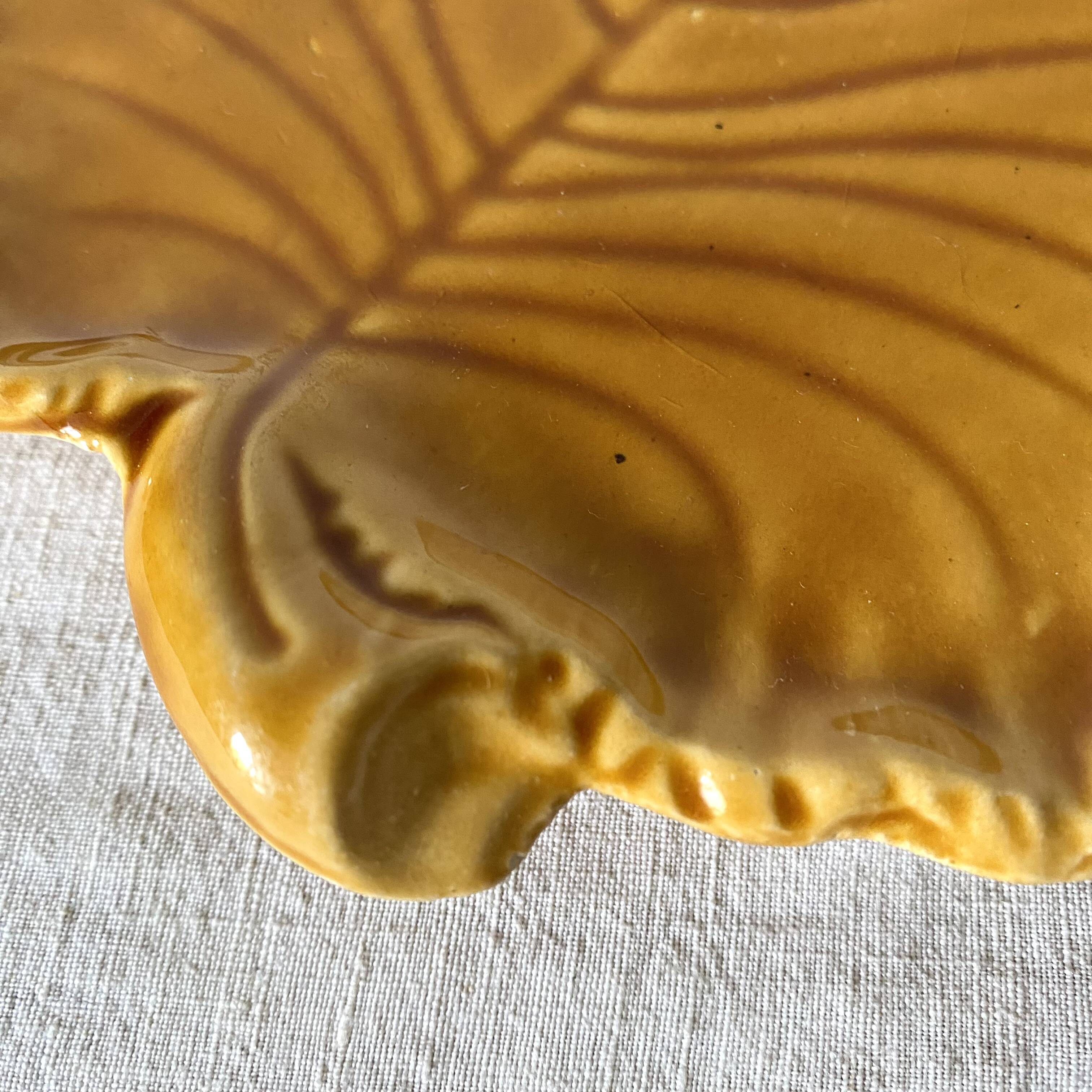 Ceramic leaf pocket emptier