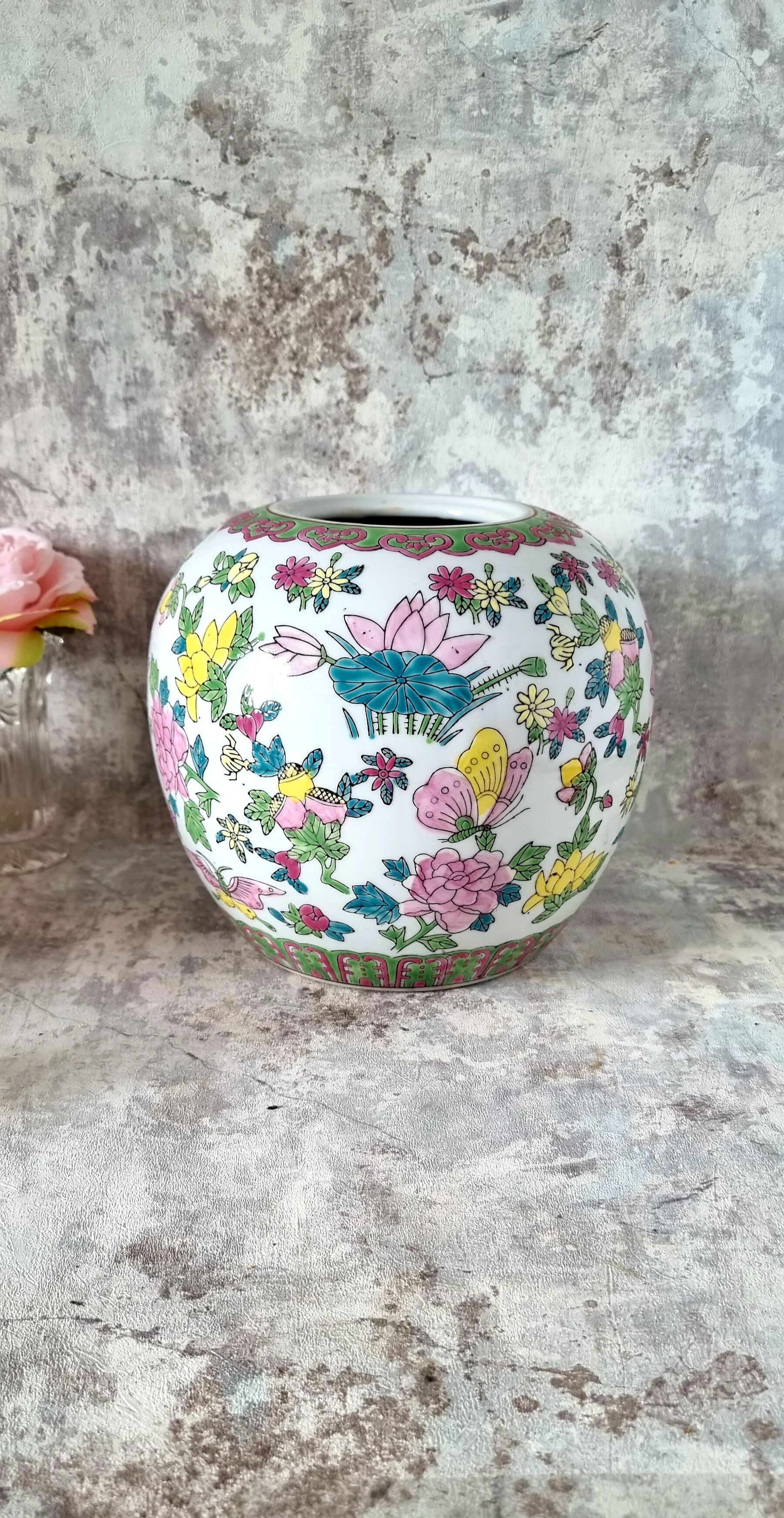 Vase en porcelaine de style chinois impeccable et multicolore