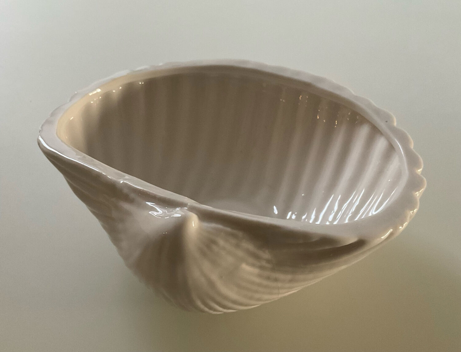 Vintage porcelain shell emptier