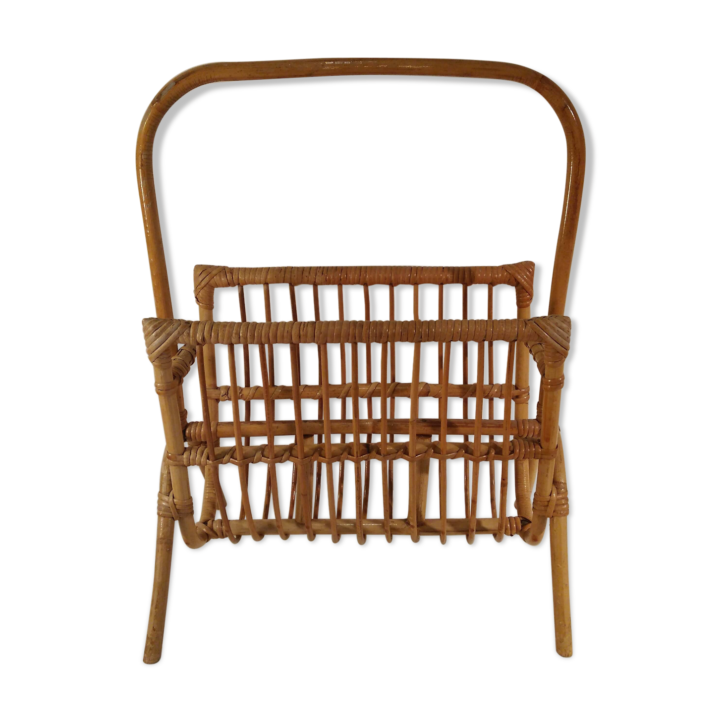 Magazine holder in rattan