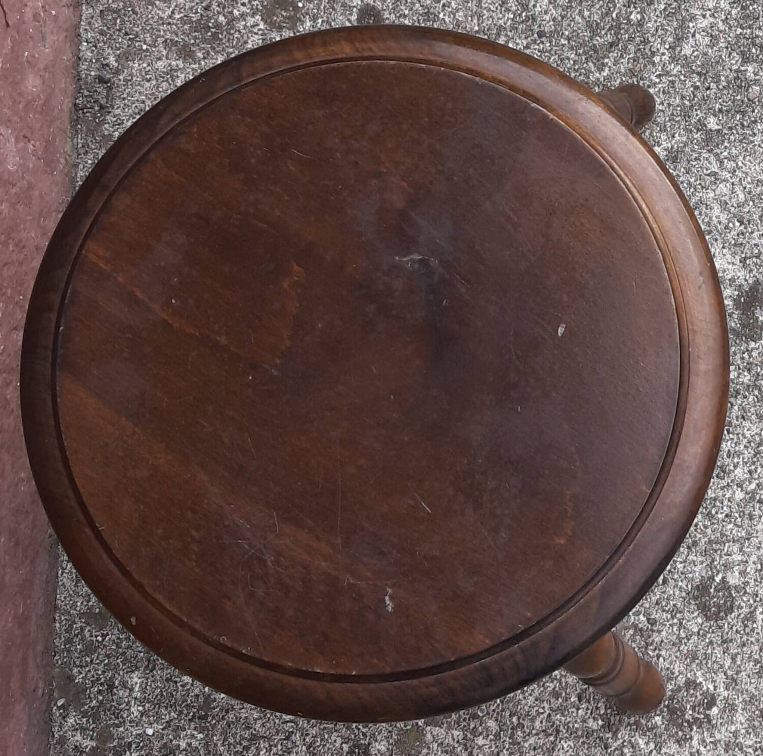 Tabouret bas tripode en bois.