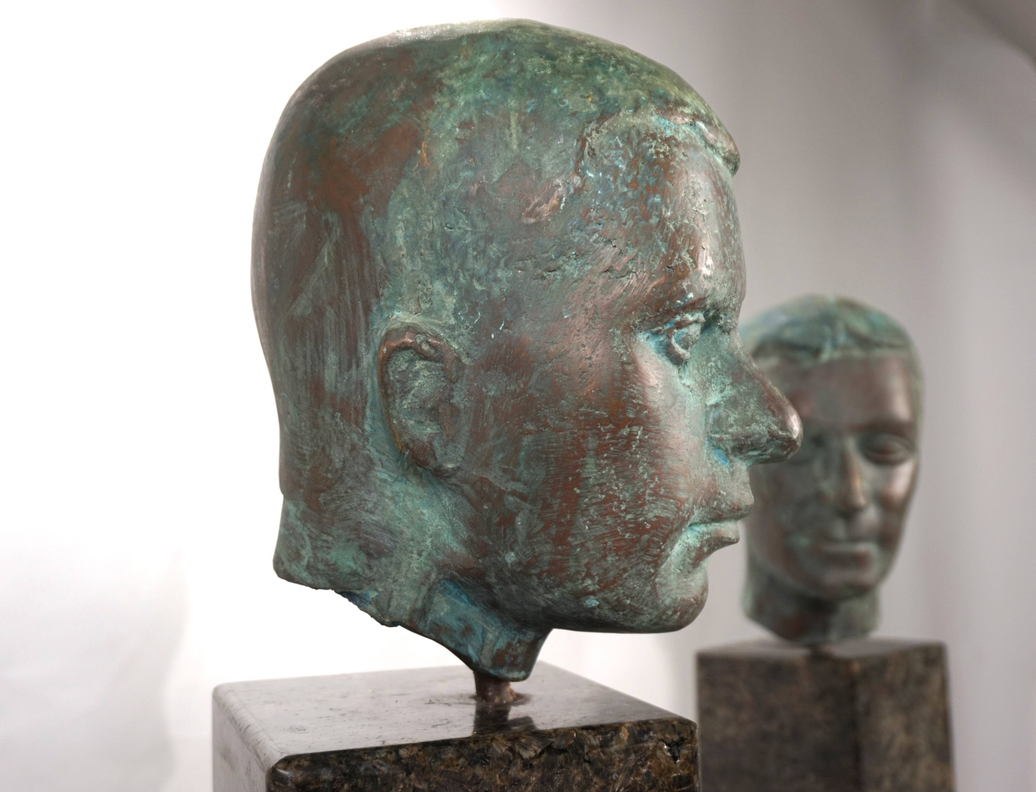 Ensemble de deux bustes en bronze sur stèles en granit par un élève de Georg Kolbe, 1925
