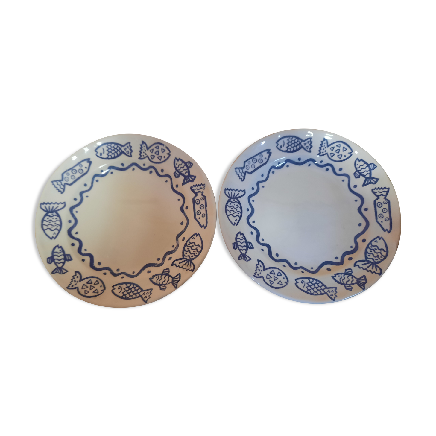 Duo of plates decorated fish