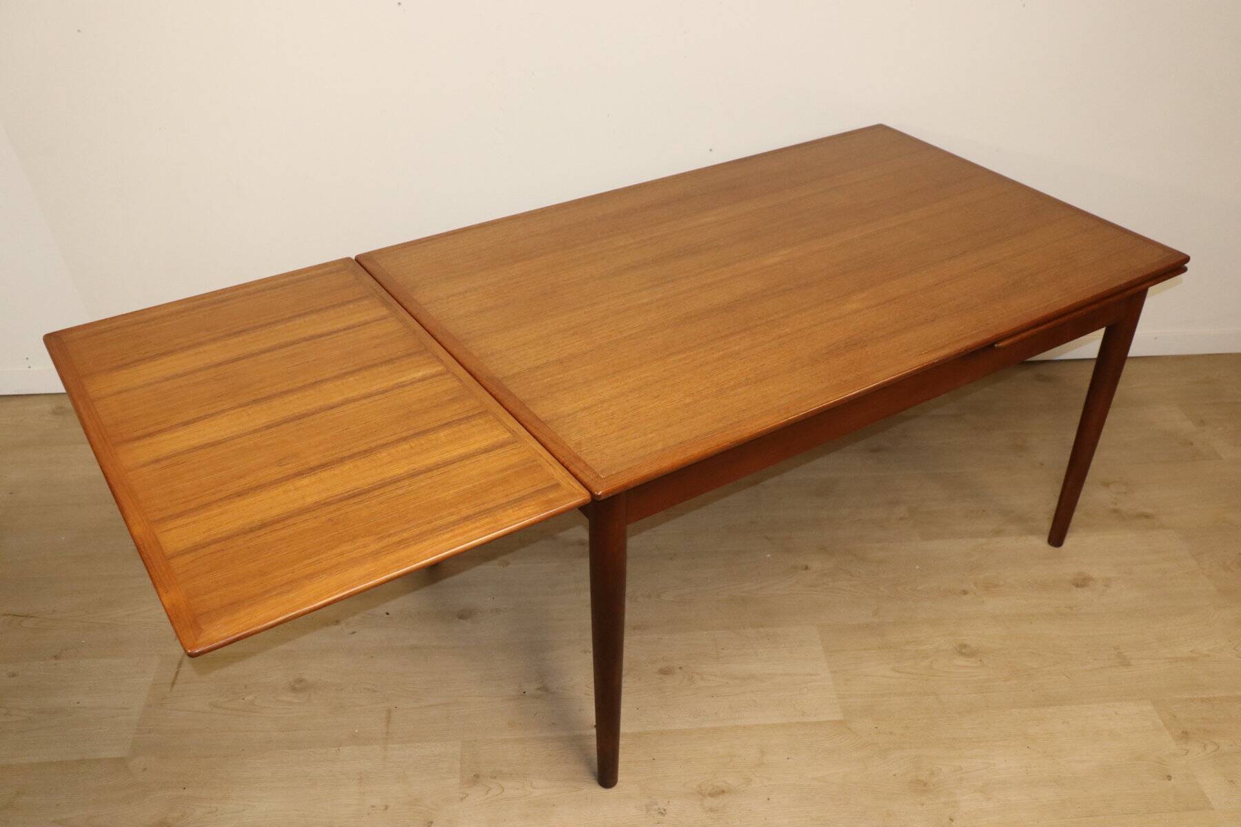 Danish Scandinavian extendable dining table in teak, 1960.