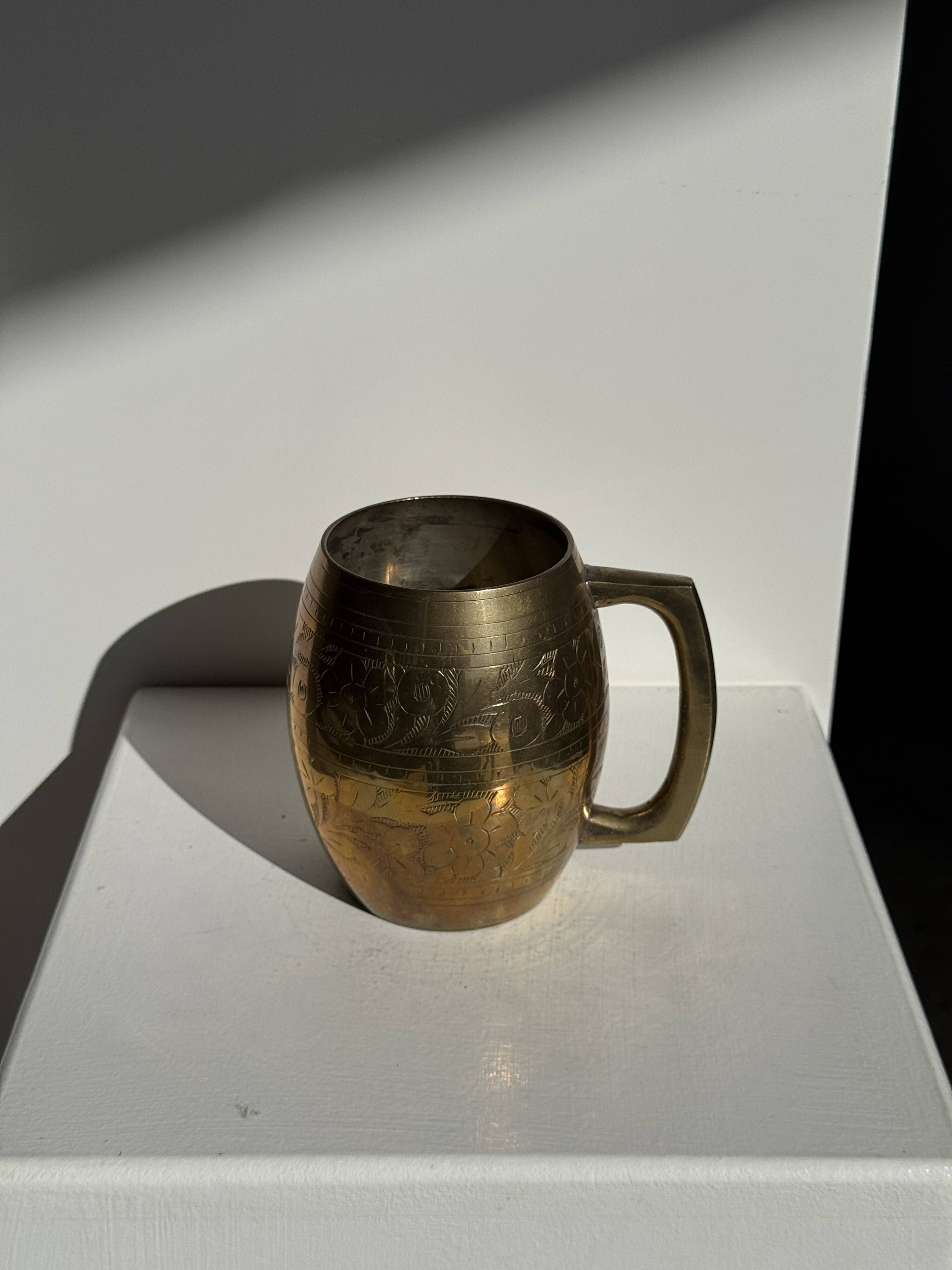 Indian mug in engraved gold metal with floral patterns H11