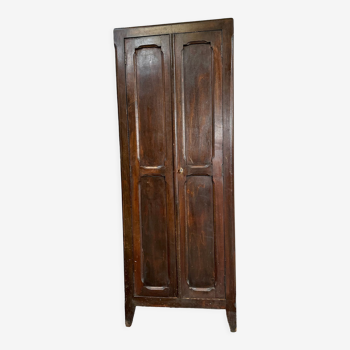 Armoire parisienne homme debout