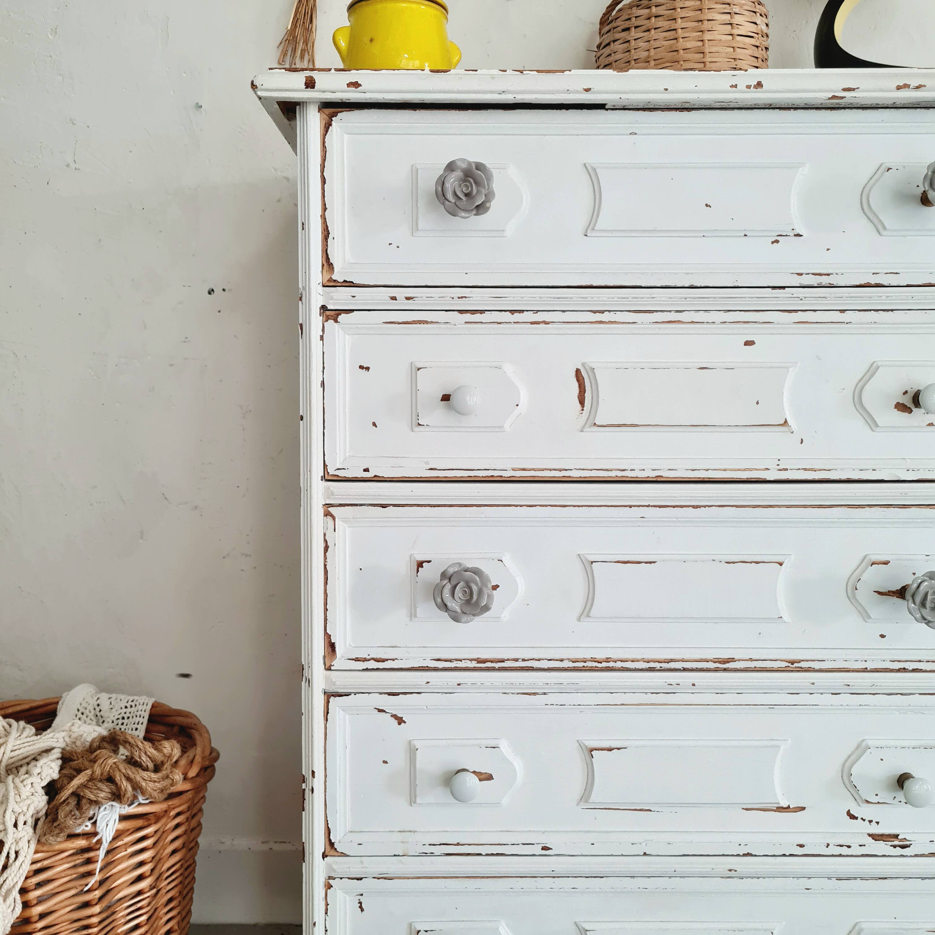 Commode haute blanche patinée