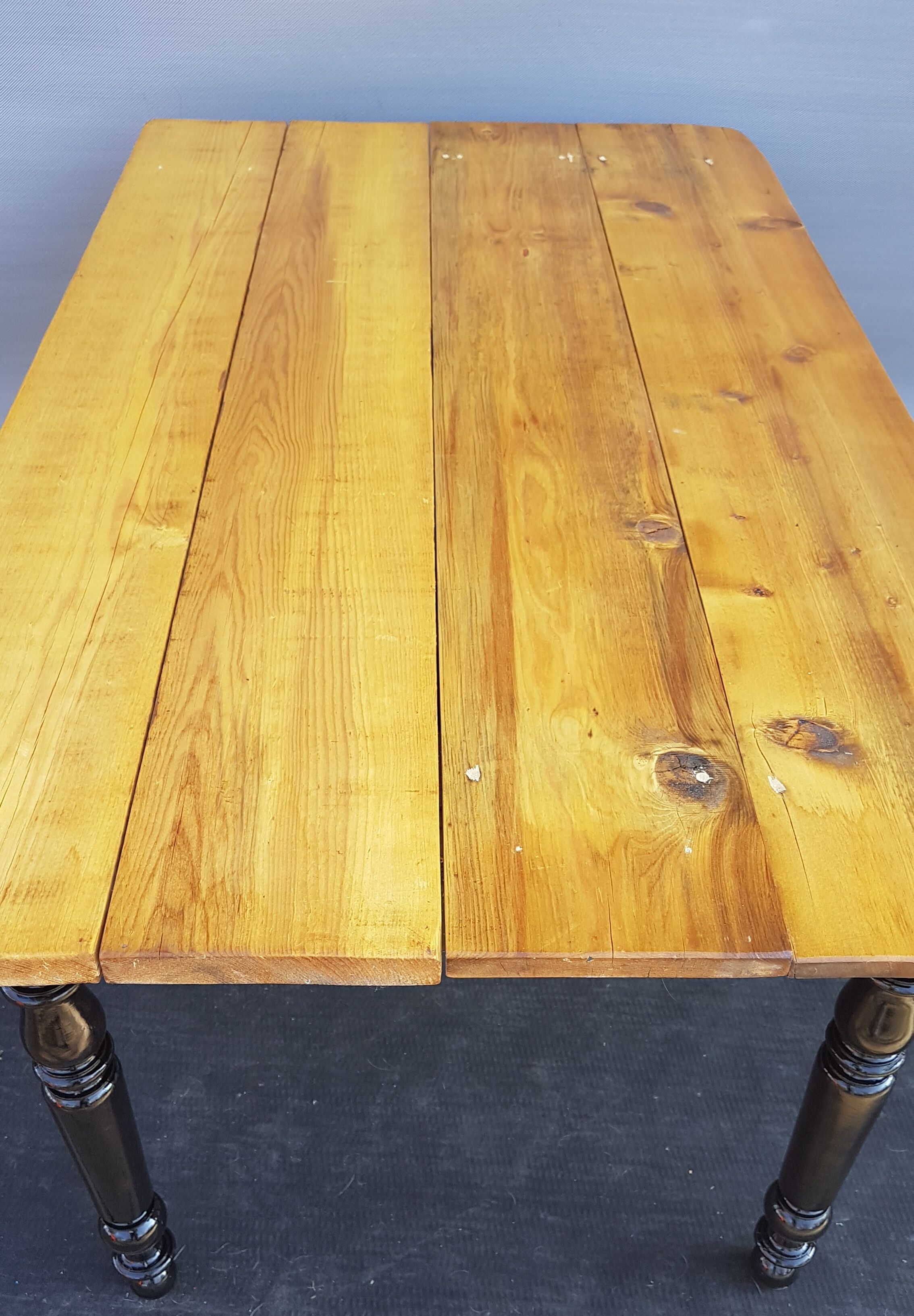 Table pine two-tone black and honey