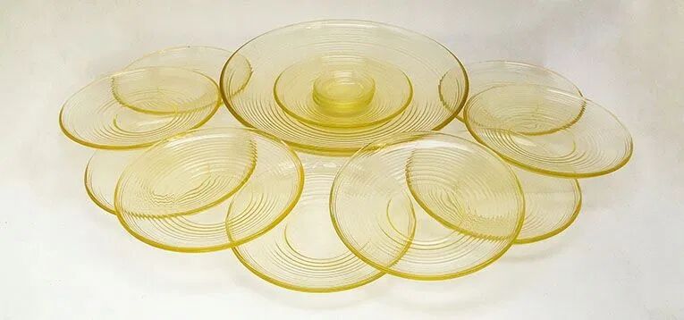 10 assiettes, un grand plat central et 4 sous-verres