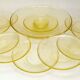 10 assiettes, un grand plat central et 4 sous-verres